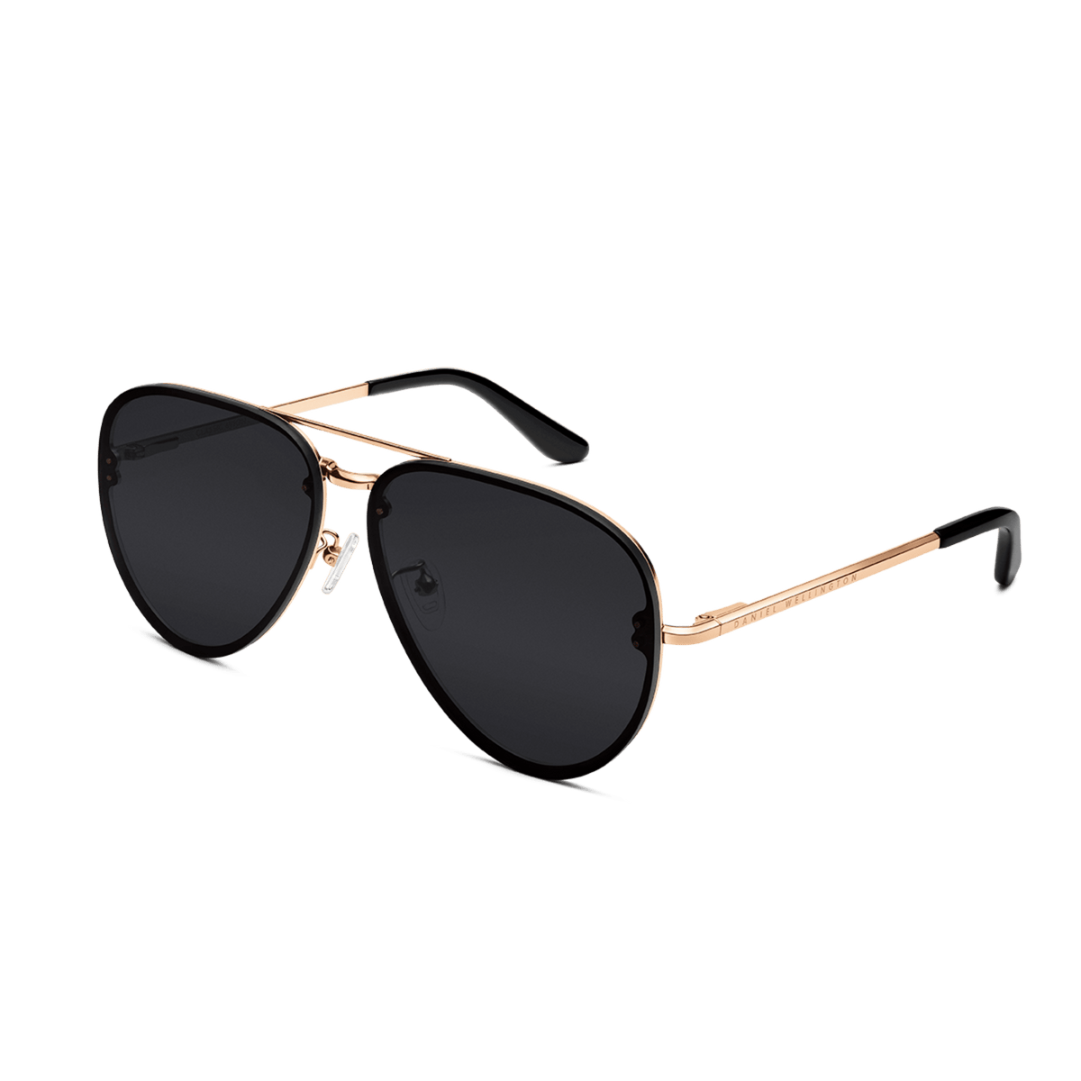 Avion Steel Rose Goldサングラスを斜め前方から撮影した商品画像です。ローズゴールドのステンレススチール製テンプルにはDaniel Wellingtonのロゴが刻印され、ブラックのテンプルチップとブラックレンズが引き締まった印象のアビエーターデザインを際立たせています。