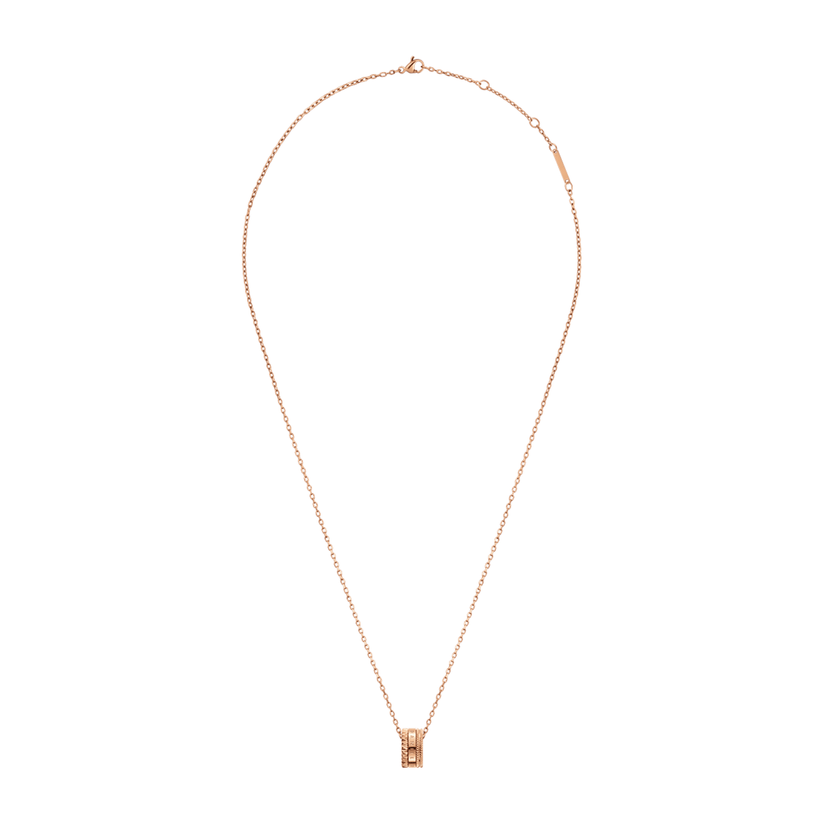 Daniel WellingtonのElevation Necklaceを白背景で撮影した俯瞰画像です。ローズゴールドのケーブルチェーンが緩やかなカーブを描き、先端にはジオメトリックな三層構造のペンダントトップが配置されています。チェーン上部にはブランドプレートとロブスタークラスプが確認できます。