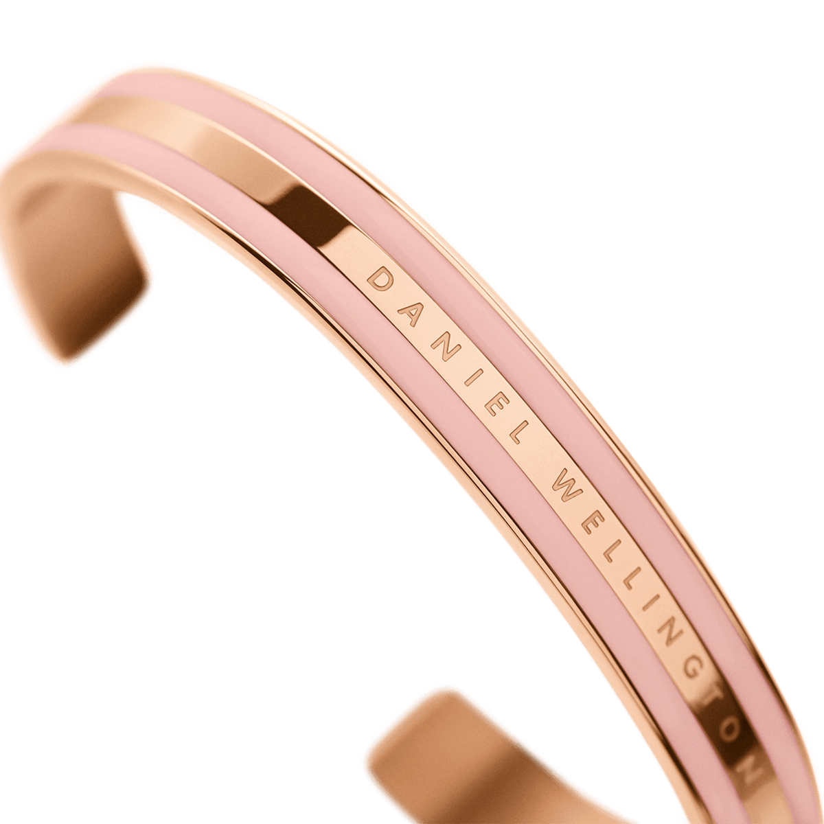 Emalie Bracelet Dusty Rose Rose Goldの細部を捉えたクローズアップ画像です。ポリッシュ仕上げのローズゴールドとダスティローズのエナメルが交互に配された3本ラインの質感や、中央のバンドに刻印されたDaniel Wellingtonのロゴがご覧いただけます。