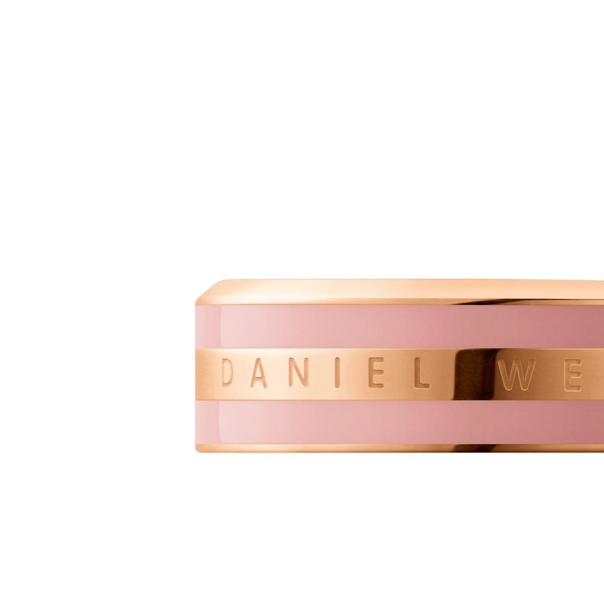 Emalie Ring Dusty Rose Rose Goldのクローズアップ画像です。ダスティローズのエナメル部分に挟まれたローズゴールドのセンターバンドにはDaniel Wellingtonのロゴが刻印され、二重構造の細部までご確認いただけます。