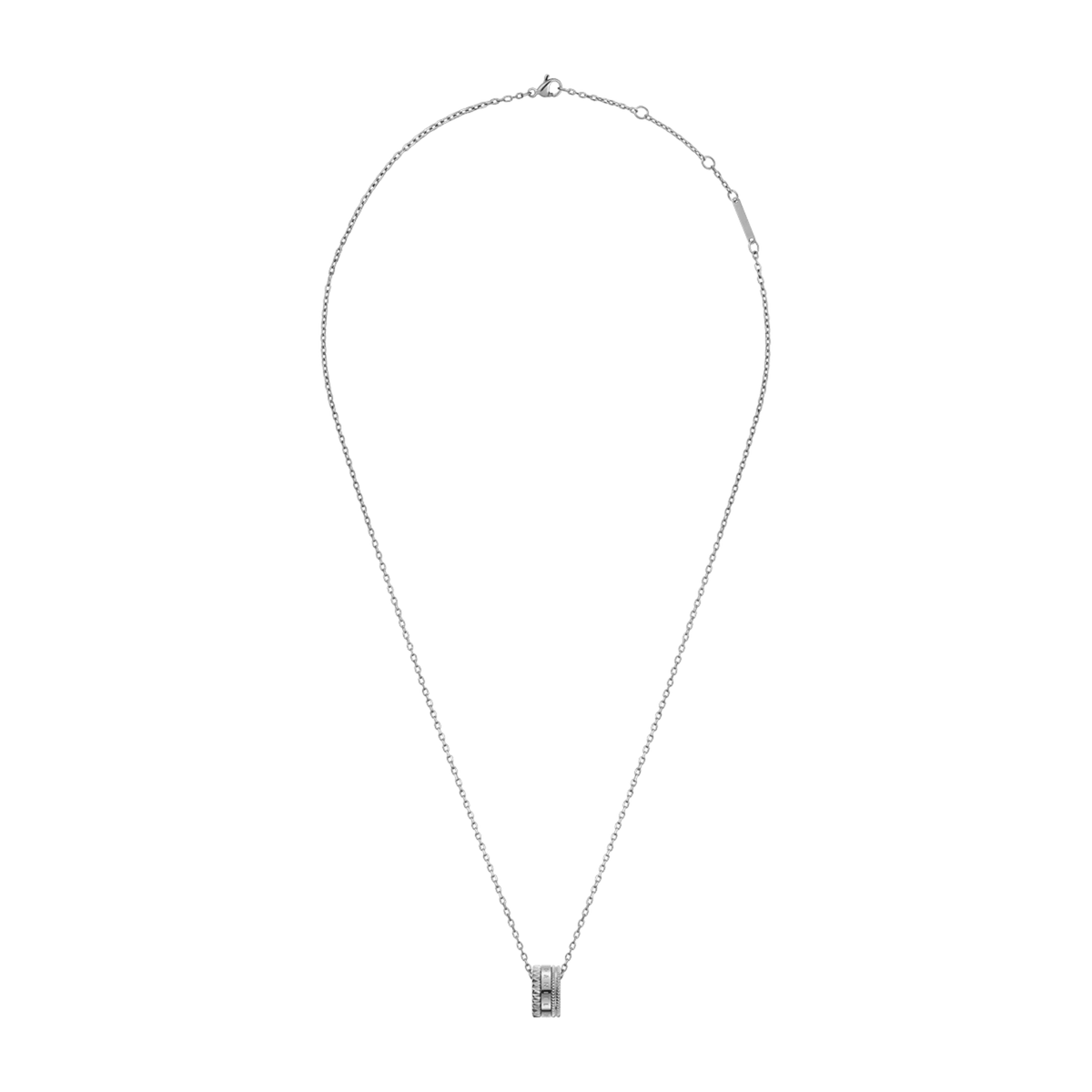 Daniel Wellington Elevation Necklace シルバーの全体像です。立体的なスタッズテクスチャーを施したリングペンダントが、繊細なケーブルチェーンの先端にあしらわれ、白背景の上でネックレス全体のシルエットが際立ちます。