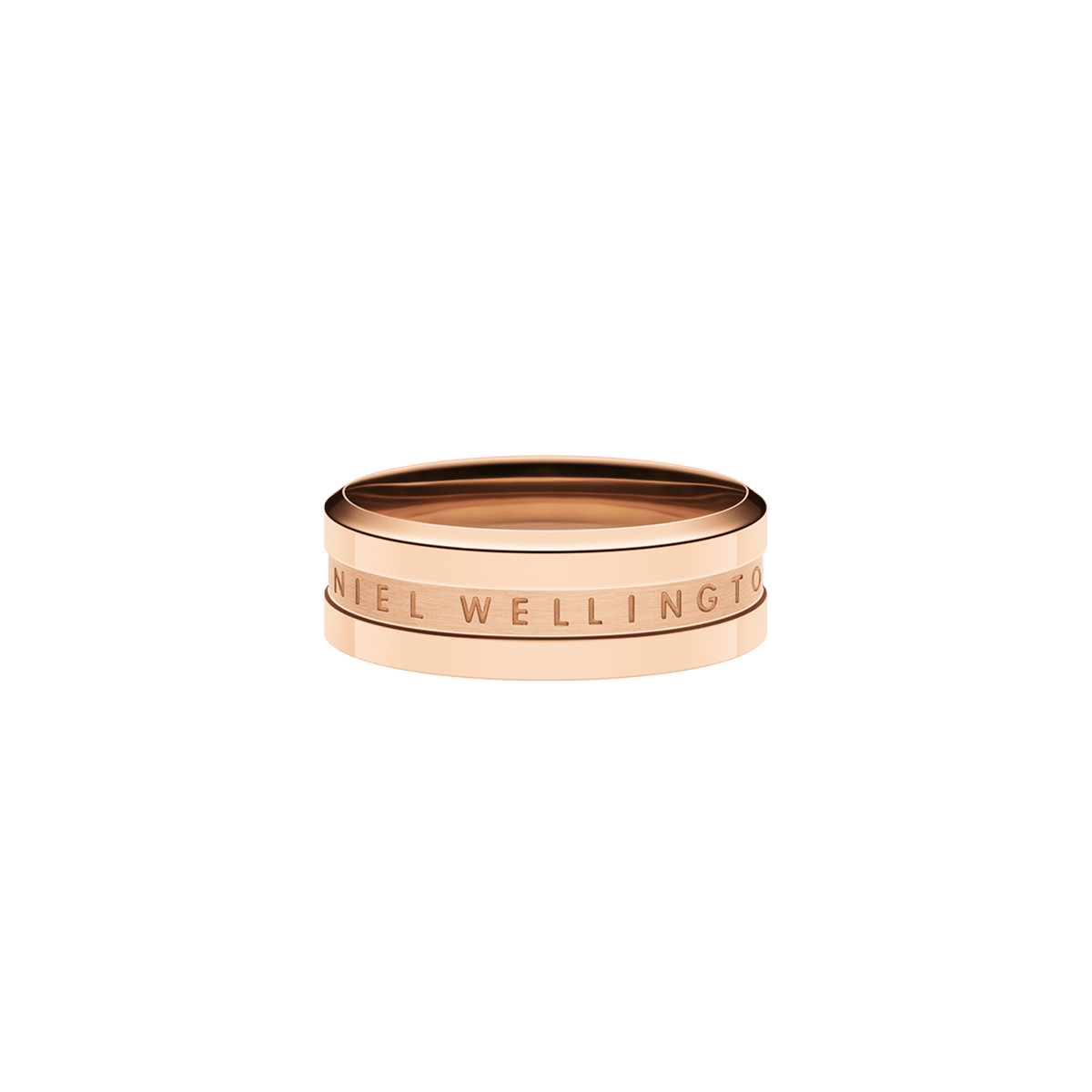 Elan Ring ローズゴールドを正面から捉えたクローズアップ画像です。サテン仕上げの中央バンドに刻まれたDaniel Wellingtonのロゴと、光沢のあるポリッシュ仕上げの上下バンドとの質感のコントラストが美しい一枚です。