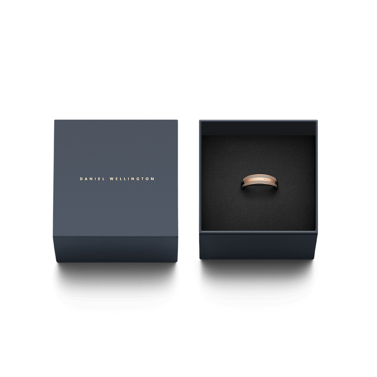 Emalie Ring Desert Sand Rose GoldがダークネイビーのDaniel Wellington専用ギフトボックスに収められたパッケージです。箱の蓋にはゴールドのブランドロゴが箔押しされており、贈り物にぴったりの上品な仕上がりとなっています。