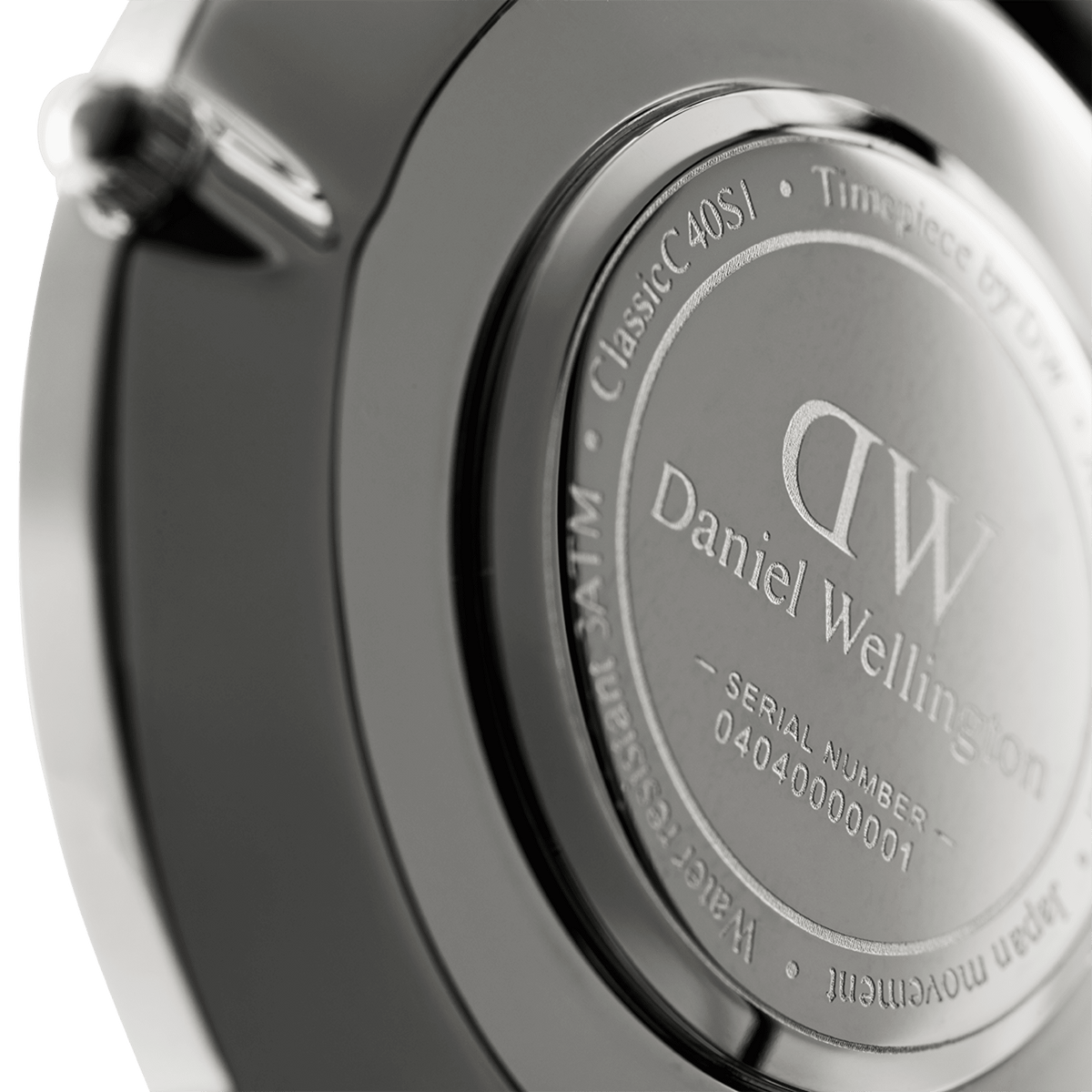 Classic Canterbury Silverの裏蓋を拡大した画像です。Daniel Wellingtonのロゴやシリアルナンバー、3ATM防水表記などが刻印されたシルバーケースの仕上げをご確認いただけます。