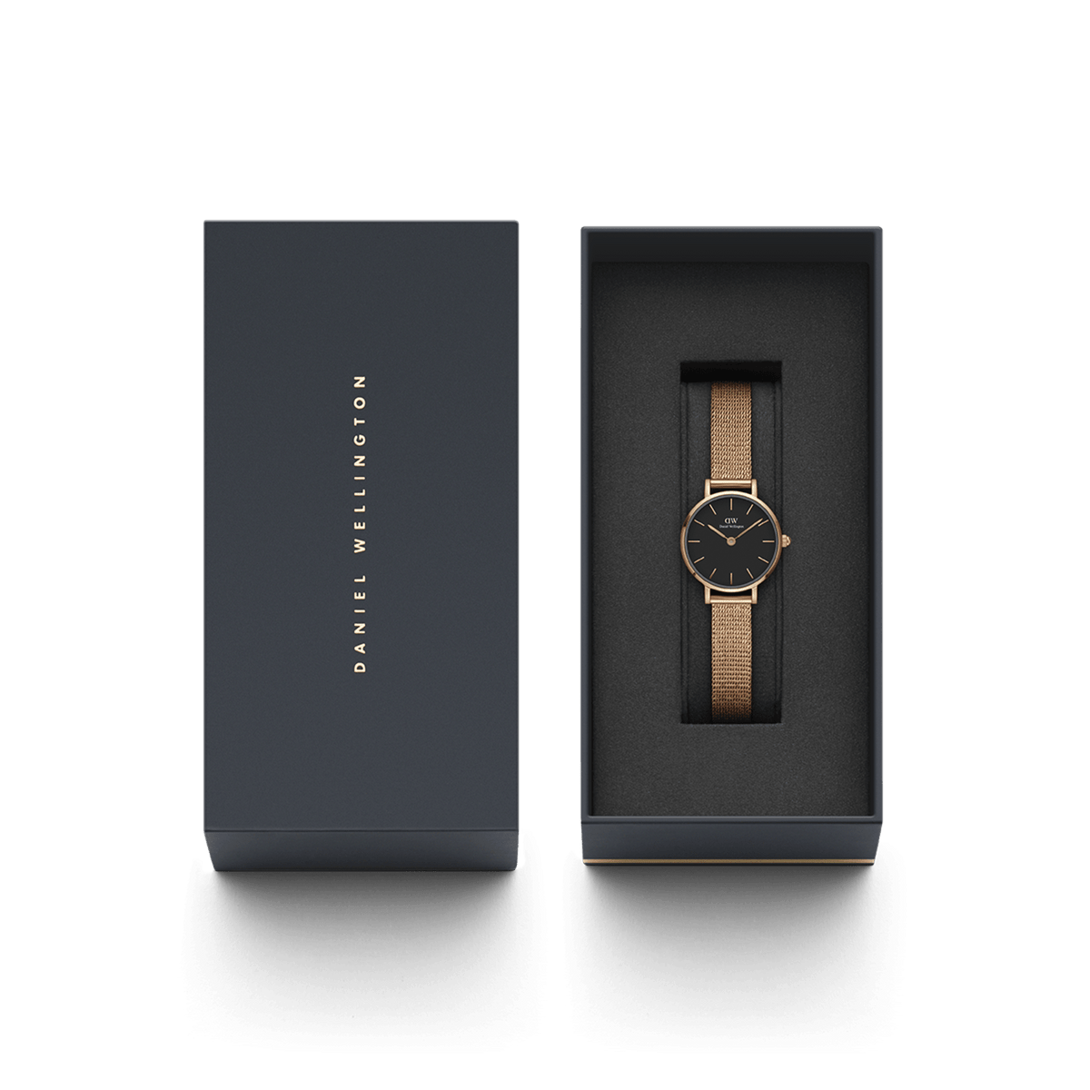 Petite Pressed Melrose Black Rose Goldをダークネイビーのギフトボックスに収めた画像です。ブラックのクッションの上で、ローズゴールドのメッシュストラップが美しく輝き、贈り物にぴったりの上品なパッケージングとなっています。