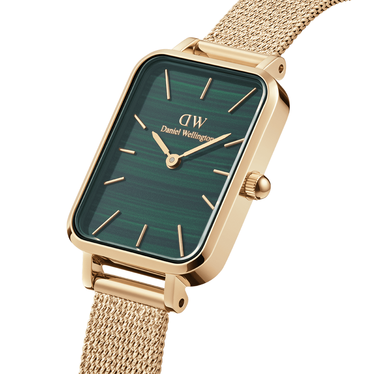 Quadro Pressed Evergold Green Goldを斜めからとらえたクローズアップ画像です。光の当たり方で濃淡が変化するグリーンの縞模様の文字盤と、プレス加工された角型のゴールドケース、細やかな編み目のメッシュストラップのディテールがご覧いただけます。