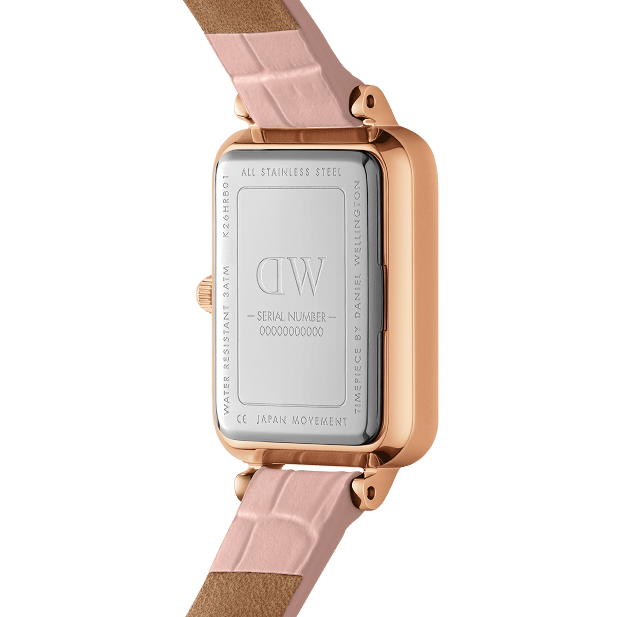 Daniel Wellington Quadro Pressed Rougeの裏蓋を撮影した画像です。ステンレススチール製の裏蓋にはブランドロゴやシリアルナンバー、3ATM防水表記が刻印されています。また、ローズゴールドケースの仕上げやヌードピンクのレザーストラップとの接続部分もご確認いただけます。