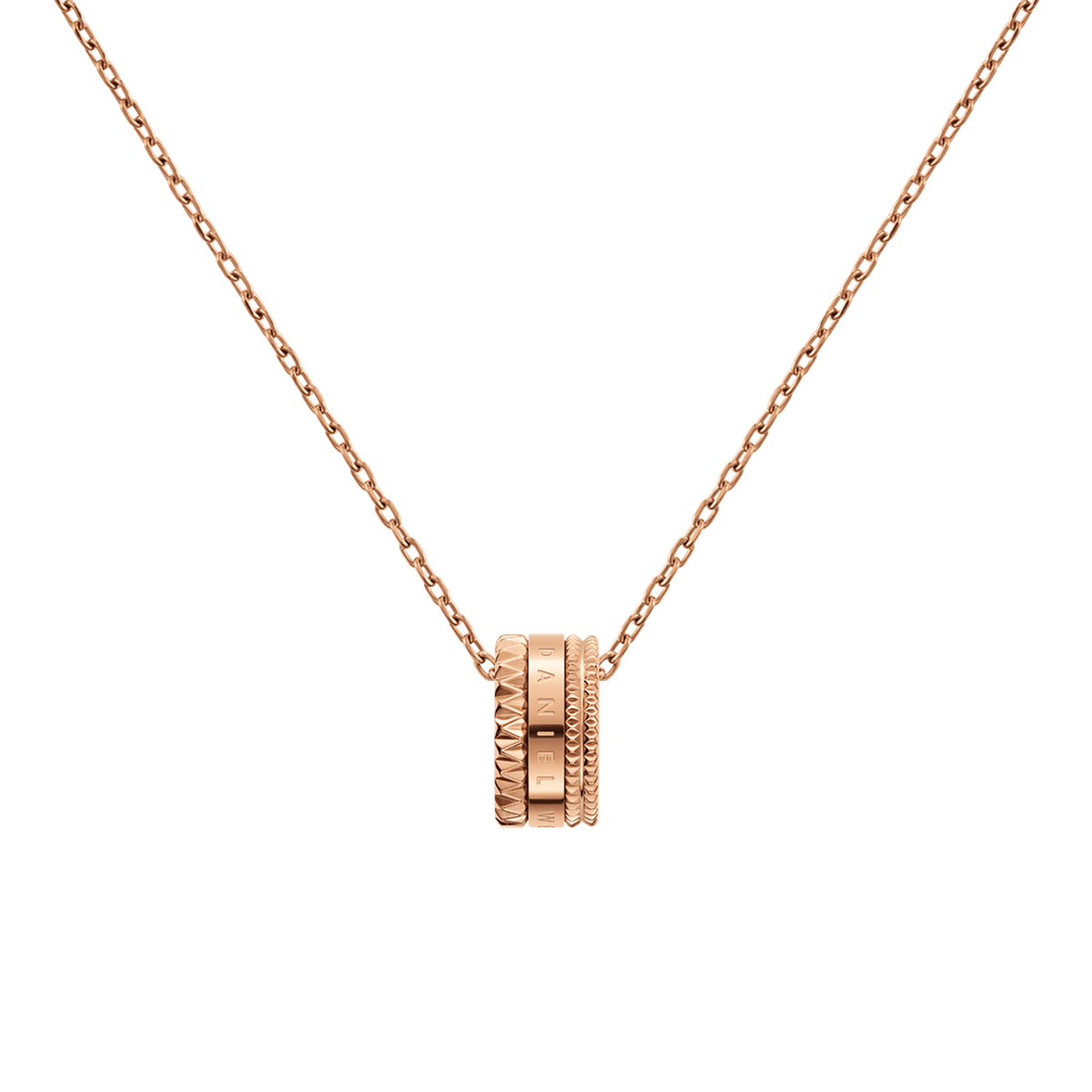 Elevation Necklaceのローズゴールド全体像です。細身のケーブルチェーンの中央に、スタッズパターンとブランドロゴが施された三層構造のリング型ペンダントが下がっています。立体的なディテールが光を受けて、美しい陰影を描き出します。