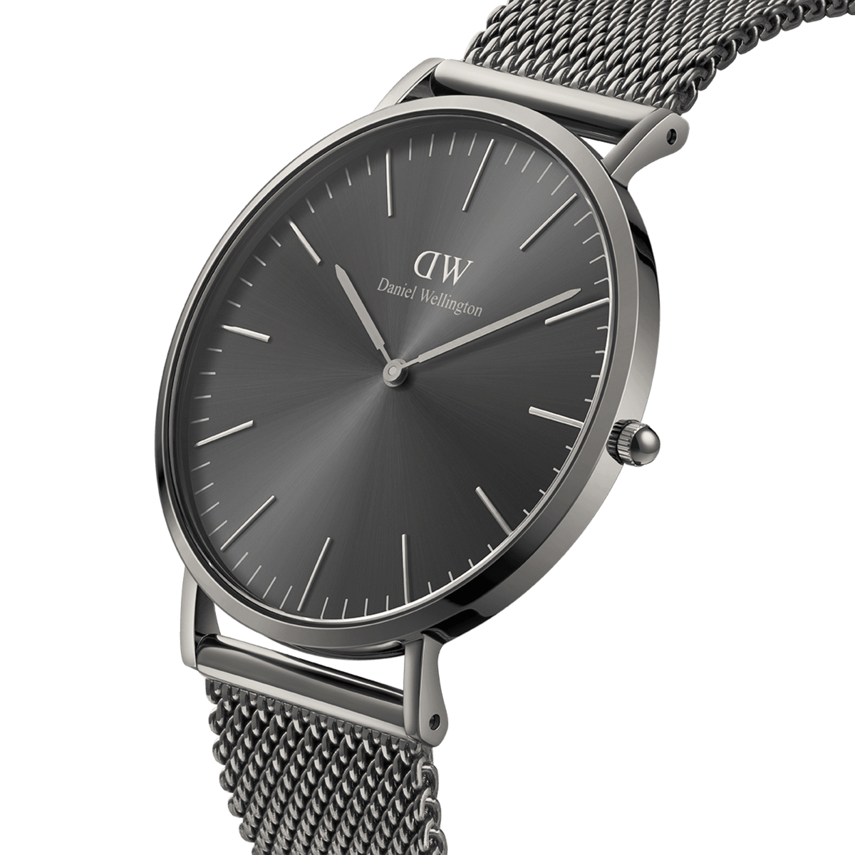 Daniel Wellington Classic Mesh Graphiteを斜めから捉えたクローズアップ画像です。薄型ケースの立体的なラグの造形や、光を受けて放射状に陰影が広がるサンレイダイヤルの細部までご確認いただけます。
