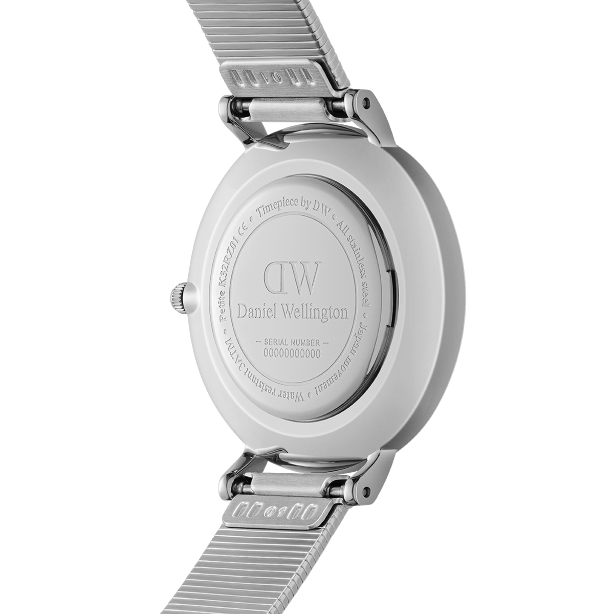 Petite Lumine Pressed Piano White MoP Silverの裏蓋を撮影した画像です。ステンレススチール製のケースバックにはDaniel Wellingtonのロゴとシリアルナンバーが刻印されており、Pianoメッシュストラップとの接続部分やリューズの仕上げもご確認いただけます。