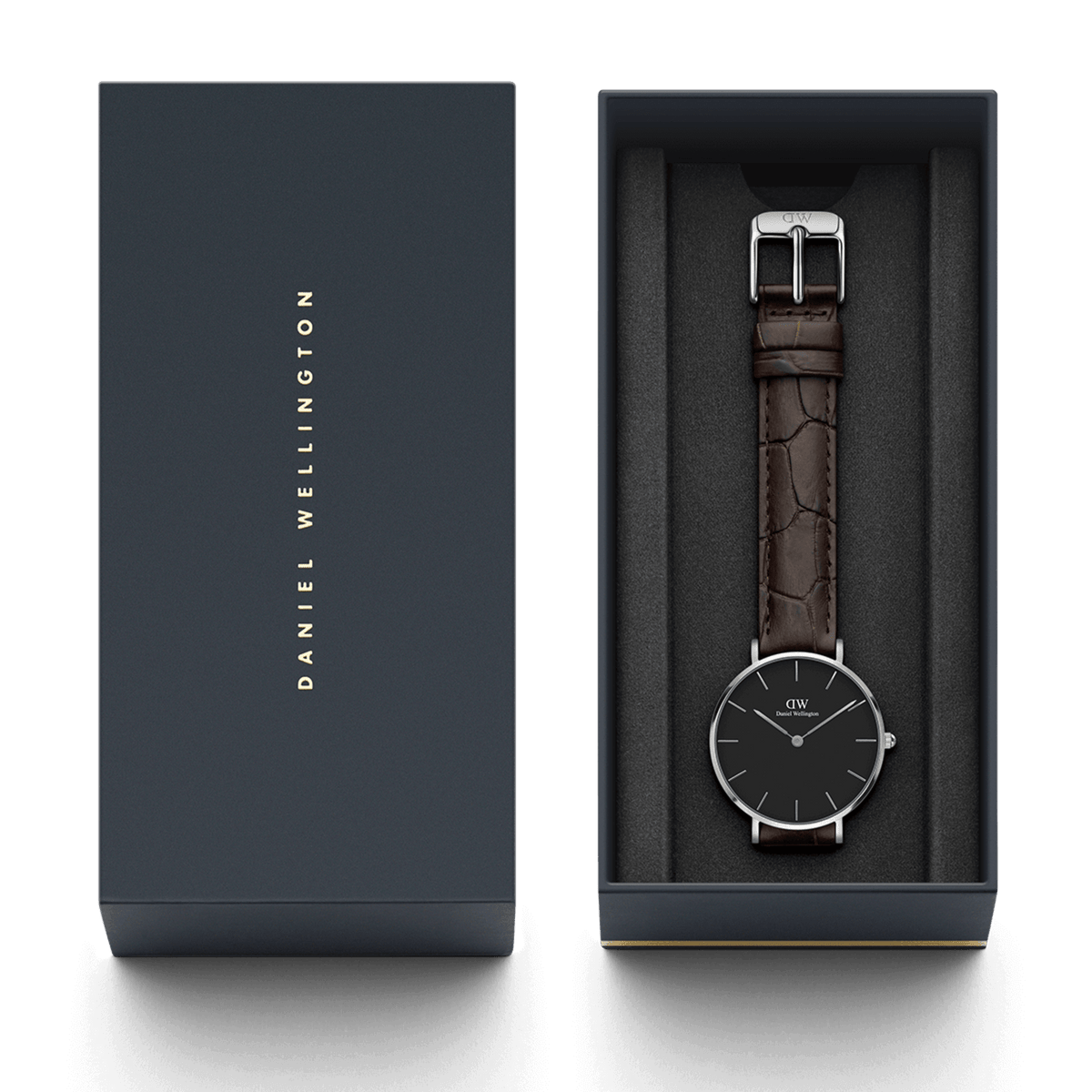 Petite York Black Silverがダークネイビーのブランドギフトボックスに収められています。ブラックの文字盤とダークブラウンのクロコダイルエンボスレザーストラップが、クッション素材に包まれて美しく映え、贈り物にふさわしい上品な仕上がりです。
