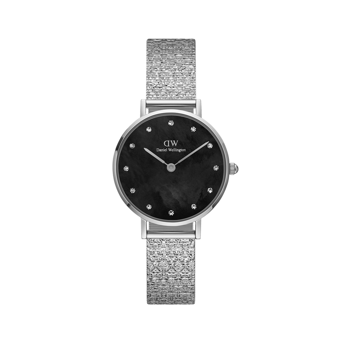 Daniel Wellington Petite Lumine Pressed Piano Black MoP Silverの正面画像。ブラックマザーオブパールの文字盤に12個のクリスタルインデックスを配し、プレス加工による立体的な凹凸が特徴のシルバーメッシュストラップをあしらった28mmのレディースウォッチです。