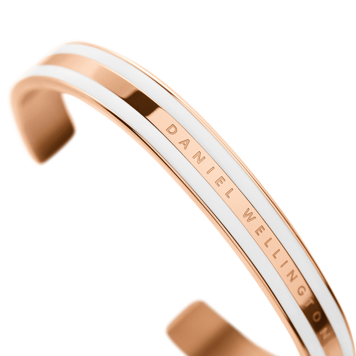 Emalie Bracelet Satin White Rose Goldを斜めからとらえたクローズアップ画像です。カフの開口部からなめらかなカーブにかけてのフォルムが確認でき、ポリッシュ加工のローズゴールドとサテンホワイトエナメルのコントラストが光を受けて美しく輝きます。