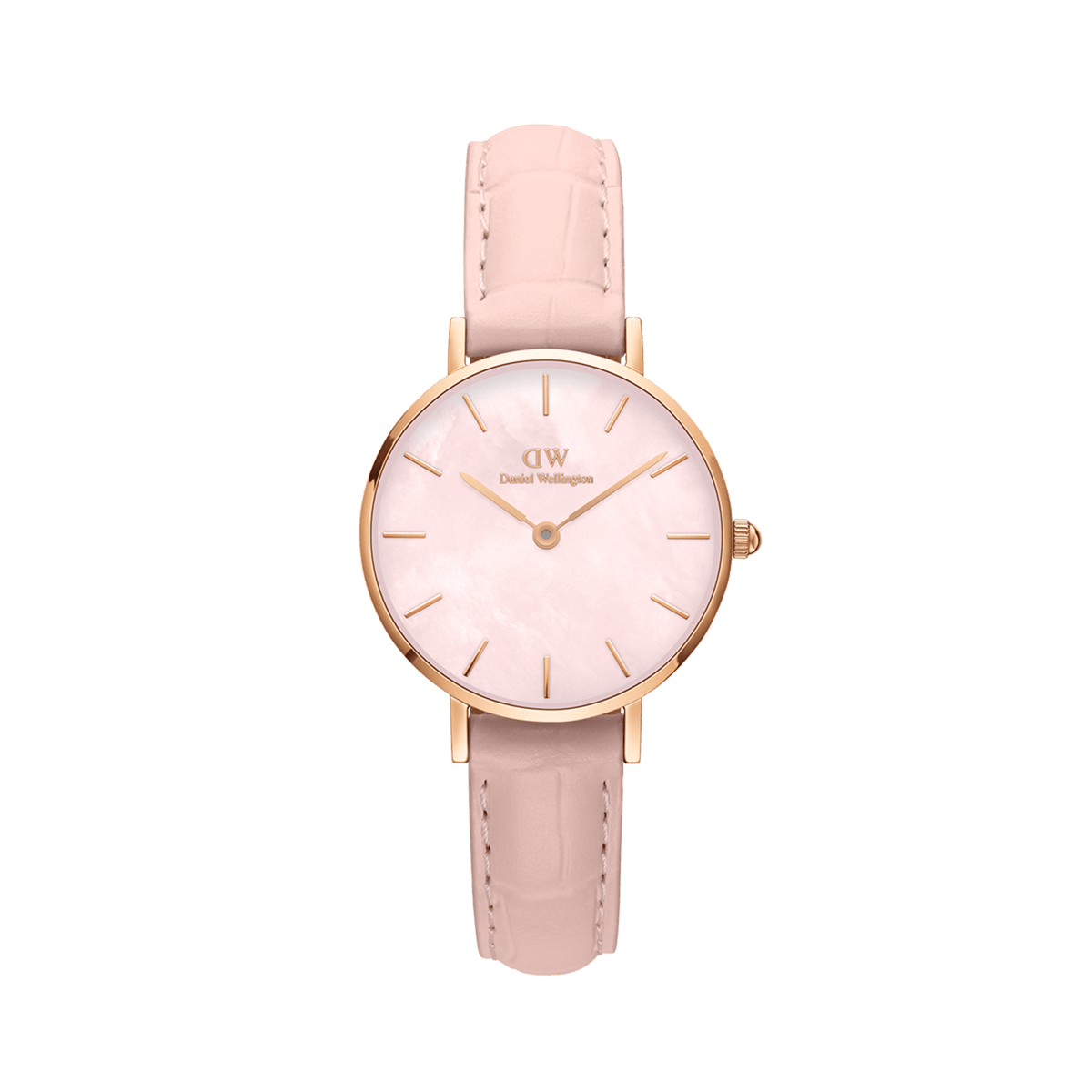 Daniel Wellington Petite Rougeの正面画像。ピンクマザーオブパールの文字盤がローズゴールドケースに映え、ヌードピンクのクロコダイル型押しレザーストラップを合わせた女性向け腕時計です。