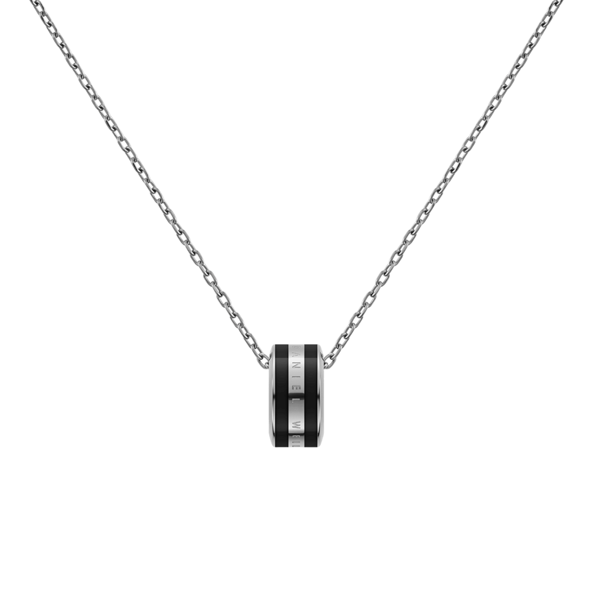 Emalie Necklace Silver Blackのペンダント部分をクローズアップした画像です。中央のシルバーバンドにはDaniel Wellingtonのブランド名が刻印され、ブラックエナメルとのコントラストが美しい三層構造のリングデザインとなっています。