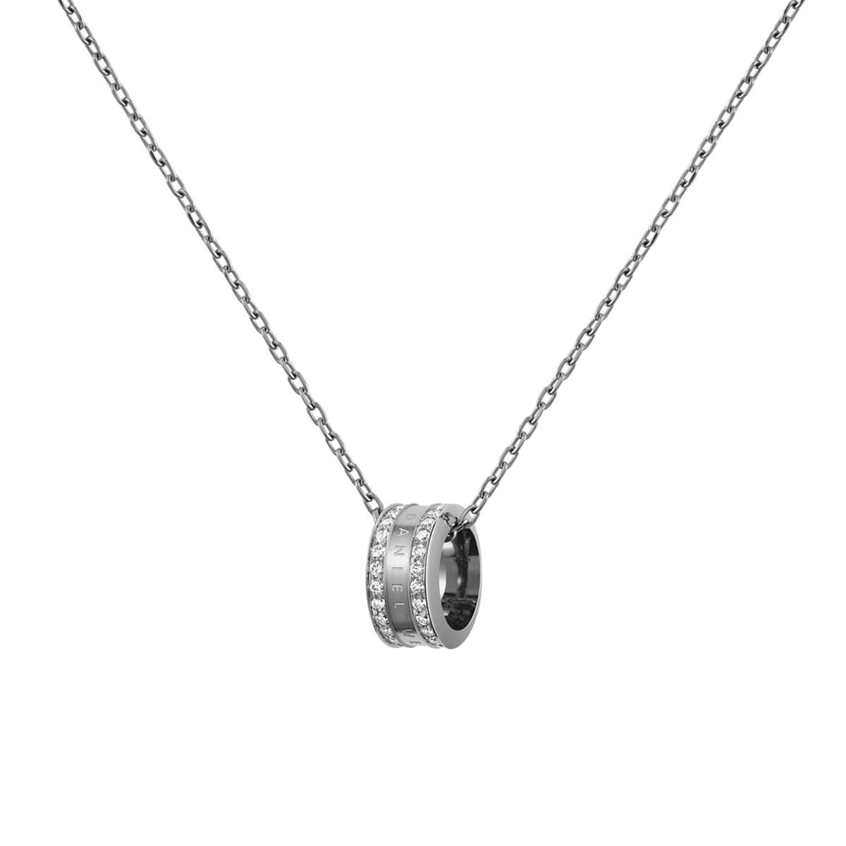 Daniel WellingtonのElan Lumine Necklaceシルバーカラーの全体像です。ポリッシュ仕上げのリングペンダントには2列のクリスタルとブランドロゴの刻印が施され、細身のケーブルチェーンでシンプルながら上品なデザインに仕上げています。
