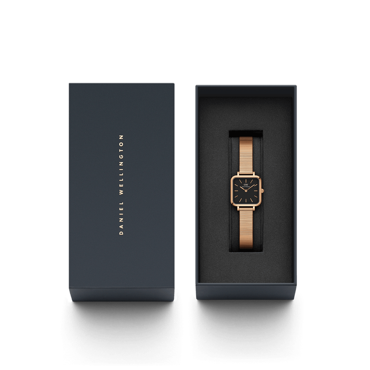 Quadro Studio Black Rose Goldがダークネイビーのギフトボックスに収められています。箔押しのブランドロゴが施された蓋と、ブラックのクッションに丁寧にセットされた本体が並び、贈り物にぴったりの上品なパッケージです。