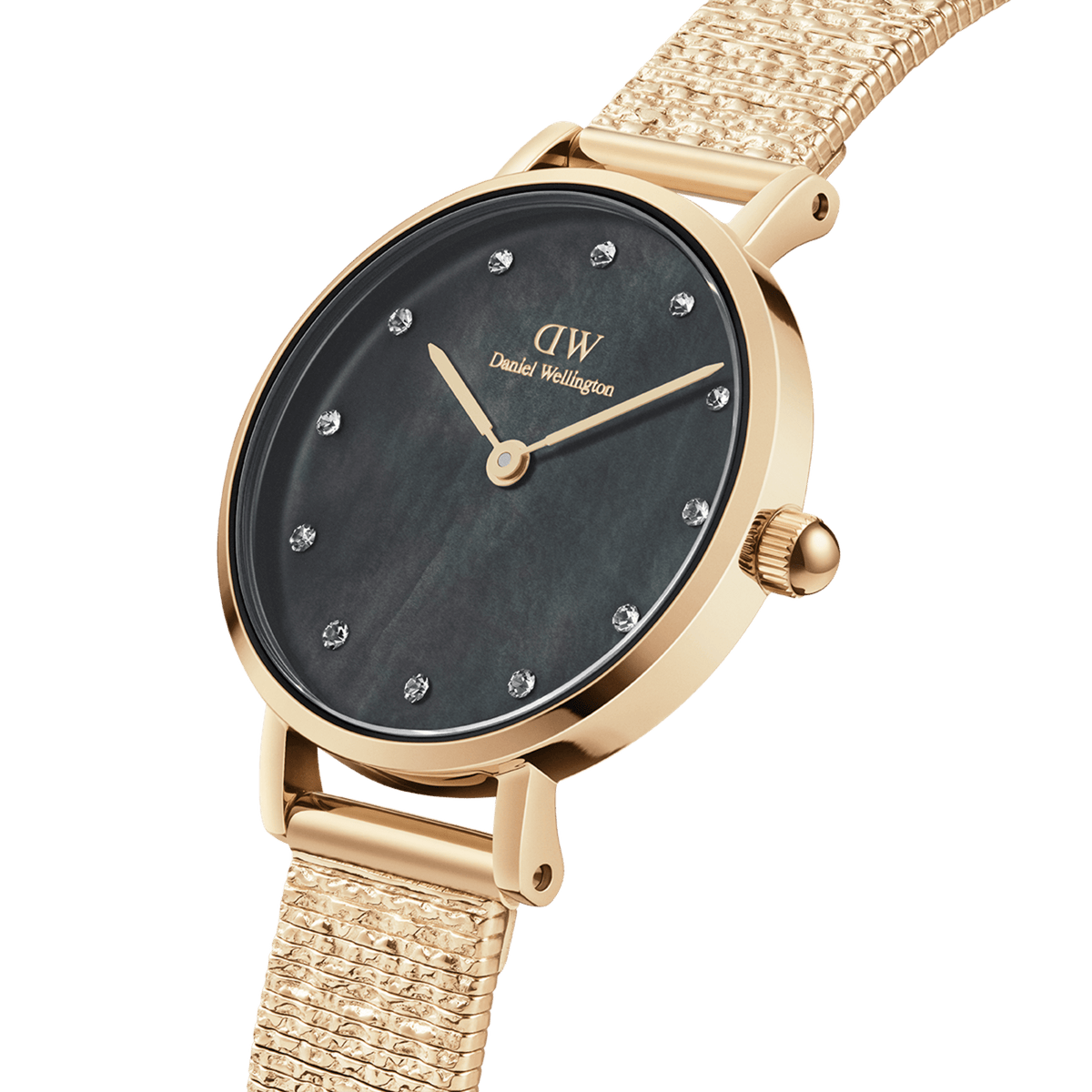 Petite Lumine Pressed Piano Black MoP Goldを斜めからとらえたクローズアップ画像です。ブラックマザーオブパールの文字盤に浮かぶ繊細な虹彩効果と、ゴールドケースの上品な輝き、Pianoメッシュストラップの立体感ある質感が際立ちます。