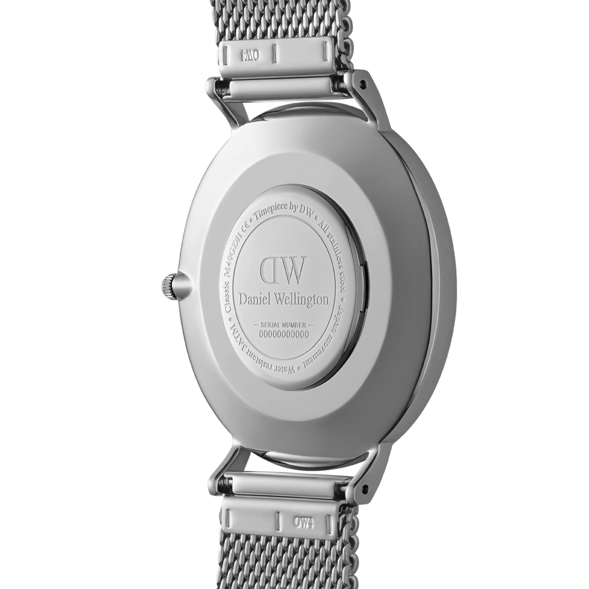 Classic Mesh Onyxのケース裏蓋を写した画像です。Daniel Wellingtonのロゴとシリアルナンバーが刻印されたステンレススチール製の裏蓋に加え、クイックリリース機構のラグ部分やシルバーメッシュストラップの接続部が確認できます。