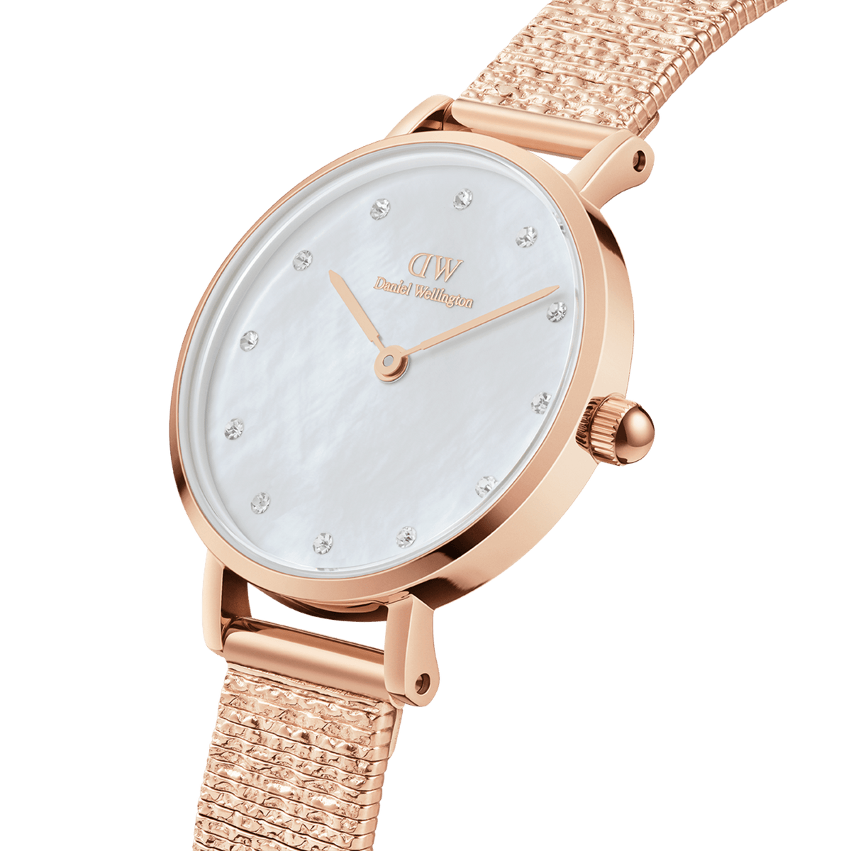 Petite Lumine Pressed Piano White MoP Rose Goldの文字盤をクローズアップ。天然の白蝶貝が淡い光沢を放ち、12個のクリスタルインデックスとローズゴールドの針が上品に輝きます。Pianoストラップのプレス加工による波状のテクスチャーもご覧いただけます。