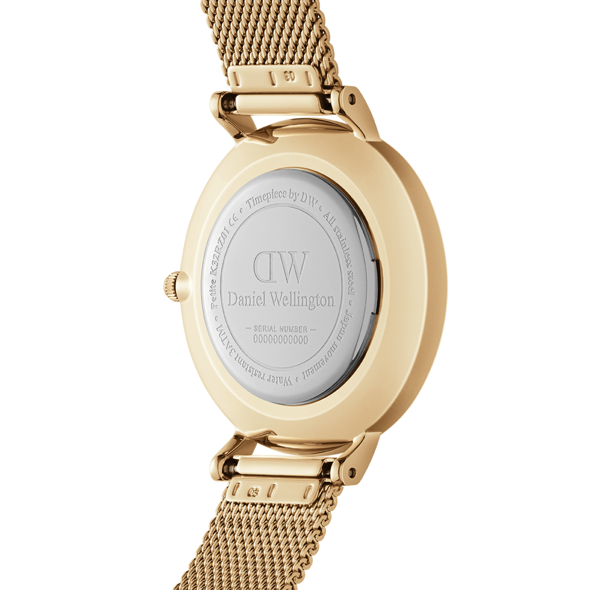 Petite Unitone Goldを斜め後方から撮影した画像です。ゴールドのケース裏面にはDaniel Wellingtonのロゴやモデル名、3ATM防水の表記が刻印されています。また、ケース側面のリューズやメッシュストラップの細かな編み目もご確認いただけます。