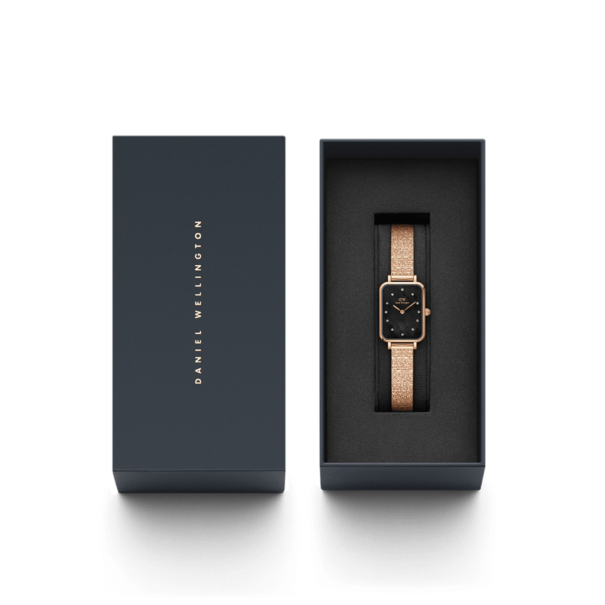 Quadro Lumine Pressed Piano Black MoP Rose Goldが、ダークネイビーのブランドギフトボックスに収められています。ブラックのクッションの上に、ローズゴールドのプレスストラップとブラックマザーオブパールの文字盤が映え、贈り物にぴったりの上品なパッケージです。