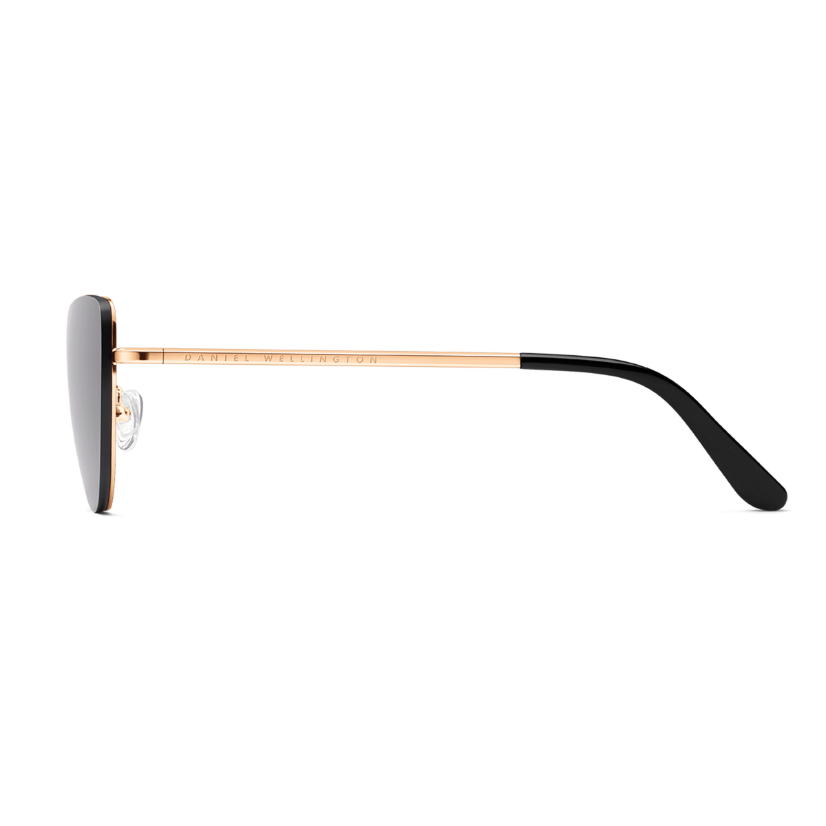 Lynx Steel Blackサングラスを真横から捉えた画像です。ローズゴールドのスチールテンプルに沿って刻まれたDaniel Wellingtonのロゴと、ブラックのテンプルチップへと続く細いラインが確認できます。