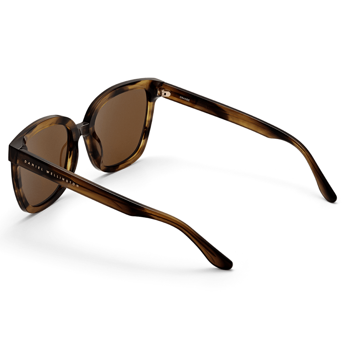 Grande Bio-Acetate Brown Demiサングラスを背面から捉えたアングルです。テンプルの内側にはゴールドのDaniel Wellingtonロゴが施され、ブラウンデミのバイオアセテート素材が持つ自然な色合いや透明感が際立っています。
