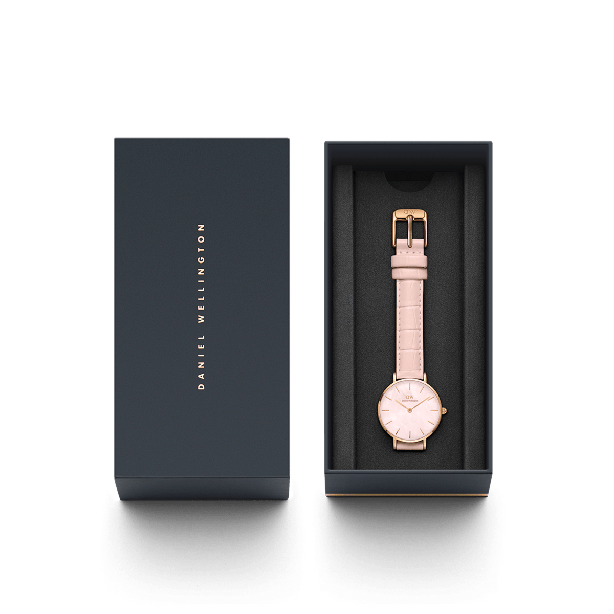 ピンクのレザーストラップとローズゴールドケースのPetite Rouge Pink MoP Rose Goldが、ネイビーのブランド専用ギフトボックスに収められています。ブラックのクッションの上に丁寧にセットされており、贈り物にも最適なパッケージです。
