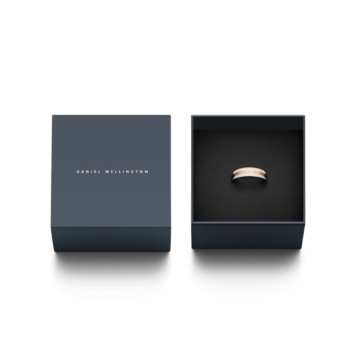 Emalie Ring Satin White Rose Goldがダークネイビーのギフトボックスに収められた画像です。箱の蓋にはDaniel Wellingtonのロゴがゴールドで刻印されており、ギフトとしても喜ばれる上品なパッケージです。