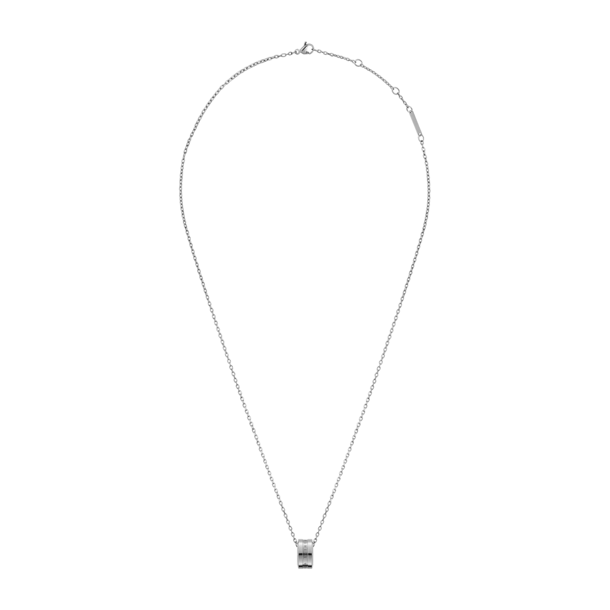 Daniel WellingtonのElan Necklace シルバーの全体像です。長さ調節可能なケーブルチェーンと、先端に下がる小ぶりなリングペンダントのバランスがわかる画像です。
