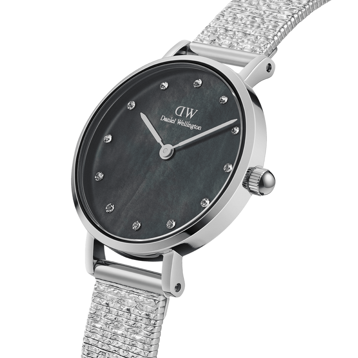 Petite Lumine Pressed Piano Black MoP Silverを斜めから捉えたクローズアップ画像です。黒蝶貝のダイヤルが放つ深みのある色合いと、光の当たり具合で変化する虹色の輝き、クリスタルインデックスの繊細なきらめき、そしてPressed Pianoストラップのプレス加工による立体感のある質感がおわかりいただけます。