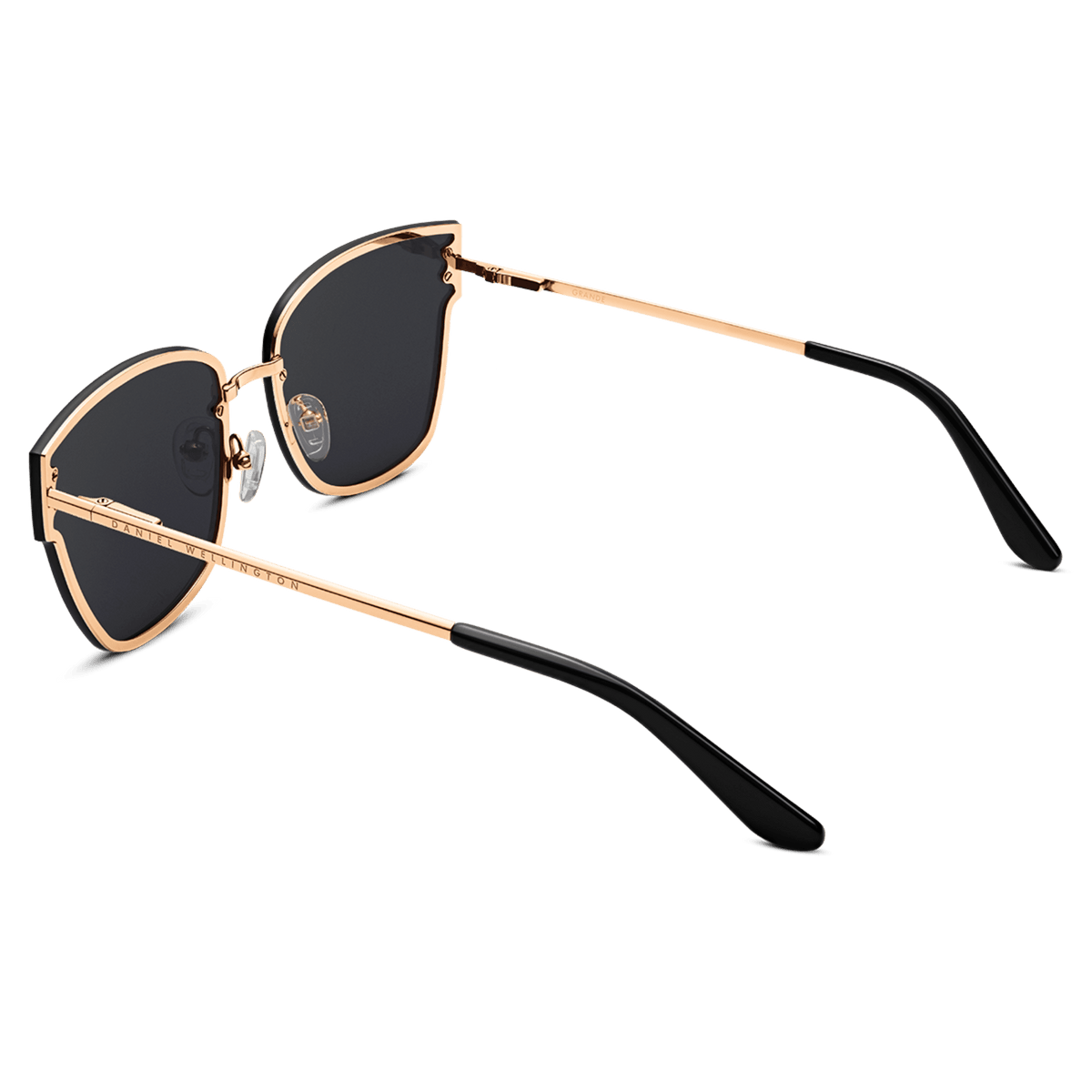 Steel Grande Rose Goldを背面から見たアングルです。ローズゴールドのフレーム内側にはDaniel Wellingtonの刻印が入り、シリコン製の調節可能なノーズパッドとブラックのテンプルチップの細部まで確認できます。