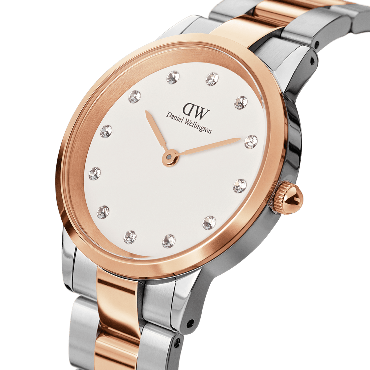 Iconic Link Lumine Rose Goldを斜めからとらえたクローズアップ画像です。ローズゴールドのベゼルとクリスタルインデックスの繊細な輝き、ポリッシュ仕上げのローズゴールドリンクとサテン仕上げのシルバーリンクが交互に連なるブレスレットの細部がご覧いただけます。
