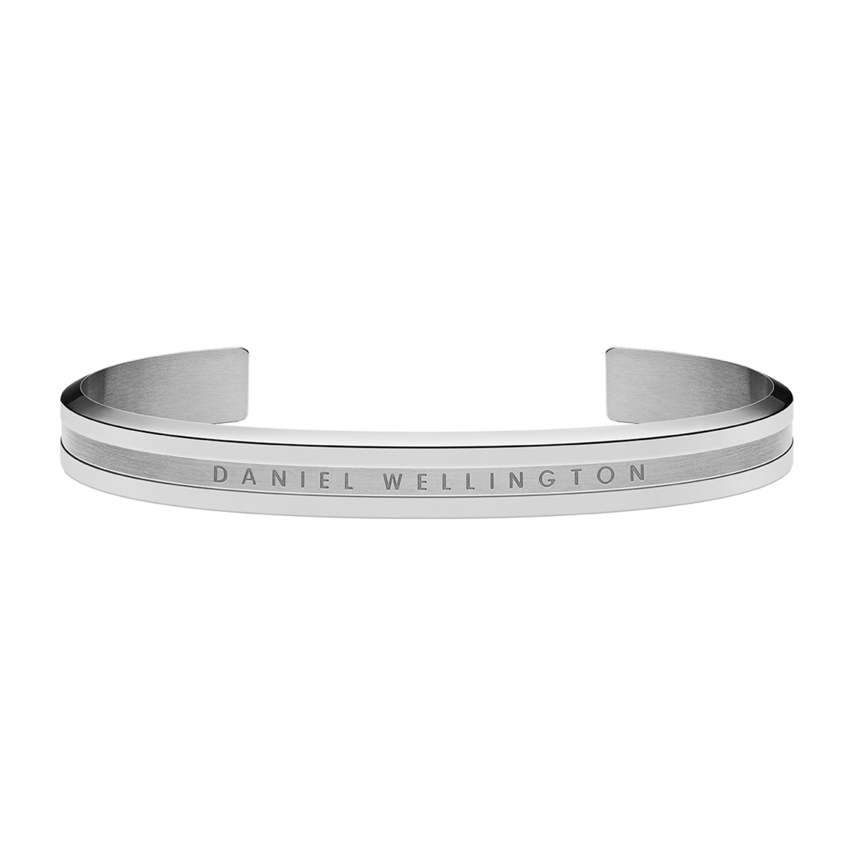 Elan Braceletシルバーを手首に装着した際の正面からの画像です。開口部が上を向いたカフスタイルで、中央のサテン仕上げ部分にはDaniel Wellingtonの刻印が施されています。両端のポリッシュ加工されたフレームが立体感を演出しています。