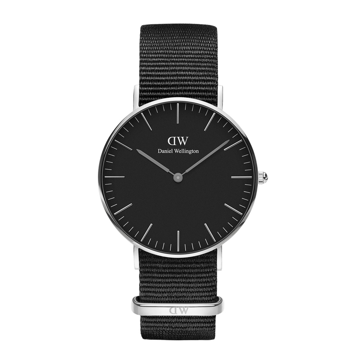 Classic Cornwall Black Silverを正面からやや斜めに捉えた商品画像です。ブラックのNATOストラップは織り目の細かさが際立ち、シルバーケースの上品な光沢と相まっています。文字盤にはDaniel Wellingtonのロゴが配され、ストラップ下部のシルバーループにはブランドのイニシャルが刻印されています。