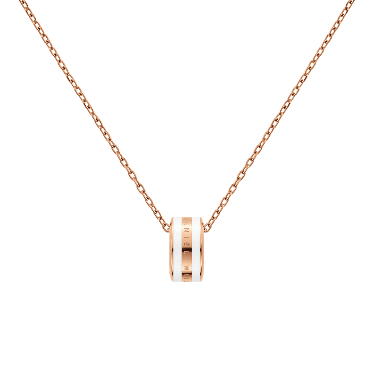 Emalie Necklace Rose Gold Satin Whiteの正面クローズアップ画像です。ホワイトエナメルを挟んだ三層構造のリングペンダントには、Daniel Wellingtonのブランド名が同色で刻印されています。ローズゴールドの細身チェーンが白い背景に映えています。