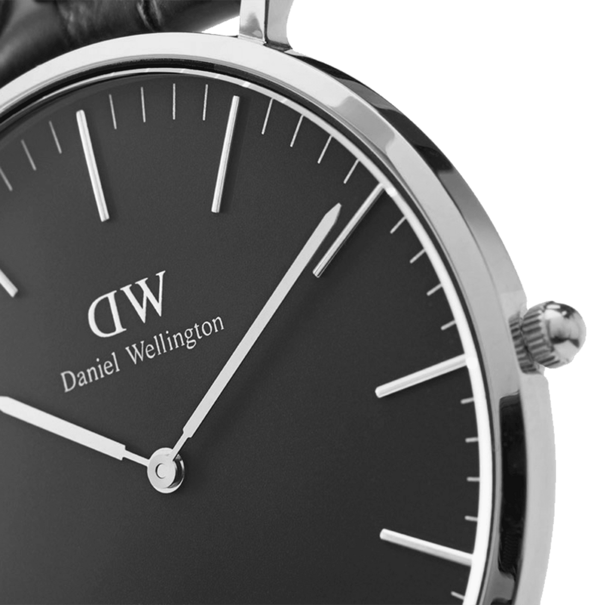 Classic Cornwall Black Silverをケースサイドから捉えたアングルです。シルバーのリューズや薄型ケースのプロファイル、ブラック文字盤にあしらわれたブランドロゴとシルバーの針など、細部のディテールがご覧いただけます。