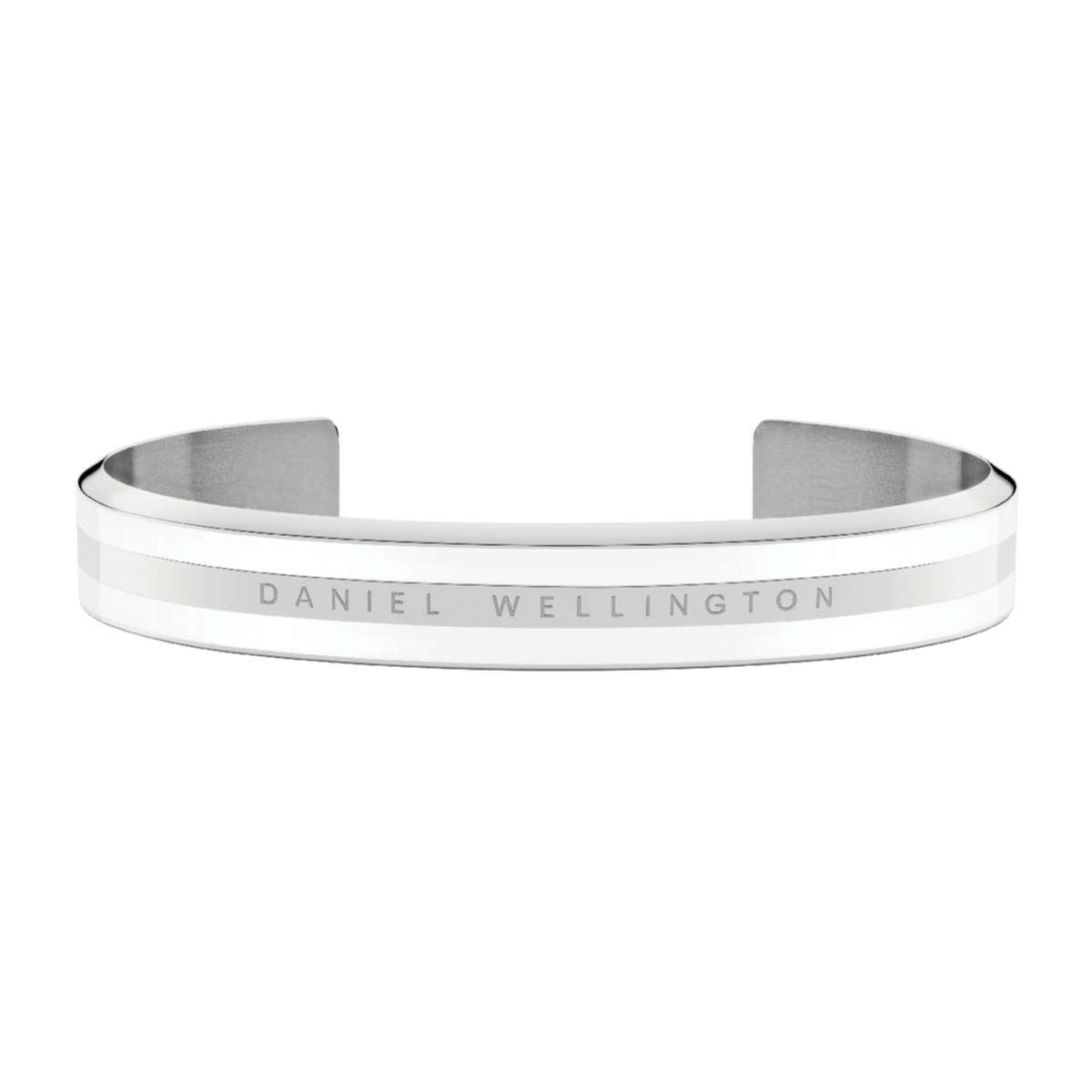 Emalie Braceletシルバーをやや低めの正面アングルから撮影した画像です。サテンホワイトのエナメルストライプに挟まれた中央のバンドにはDaniel Wellingtonのロゴがあしらわれ、カフ型の開口部からはステンレススチールの内側の質感が確認できます。