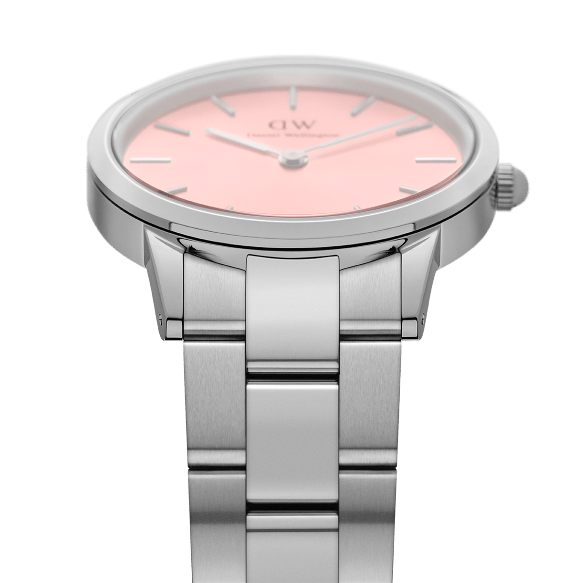 Iconic Link Blush Silverのケースとブレスレットの接続部分を拡大した画像です。ブラッシュピンクの文字盤の下には、鏡面仕上げとサテン仕上げが切り替わるステンレススチール製のリンクが、堅牢な造りで精密に組み合わされています。各コマの噛み合わせの精度もご確認いただけます。