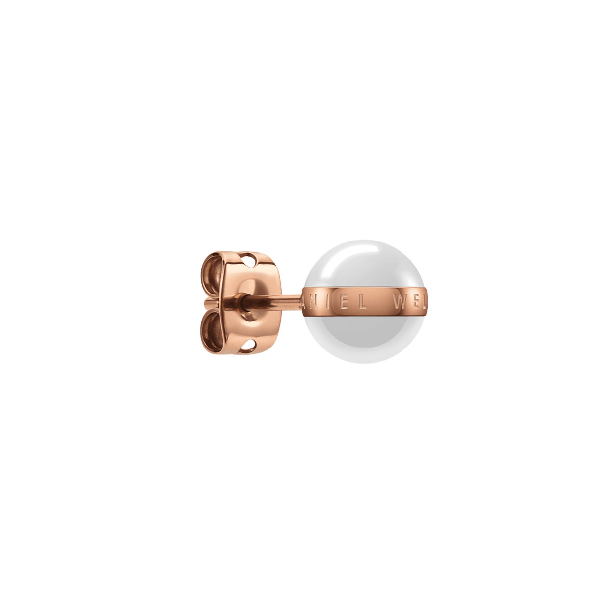 Aspiration Earringsのクローズアップ画像です。サテンホワイトセラミックの球体を横切るローズゴールドのバンドにはDaniel Wellingtonのロゴが刻印されており、ローズゴールドのポストとバタフライキャッチのディテールがわかる横向きのアングルです。