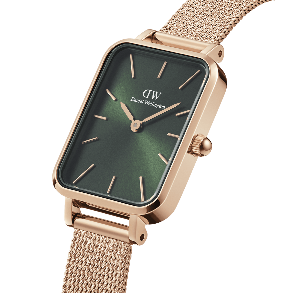 Quadro Pressed Melrose Emeraldを斜めから捉えたクローズアップ画像。深みのあるエメラルドグリーンのダイヤルに光が反射し、サンレイ仕上げの繊細なグラデーションが美しく映えます。ローズゴールドのケースとメッシュストラップの質感がよくわかるアングルです。
