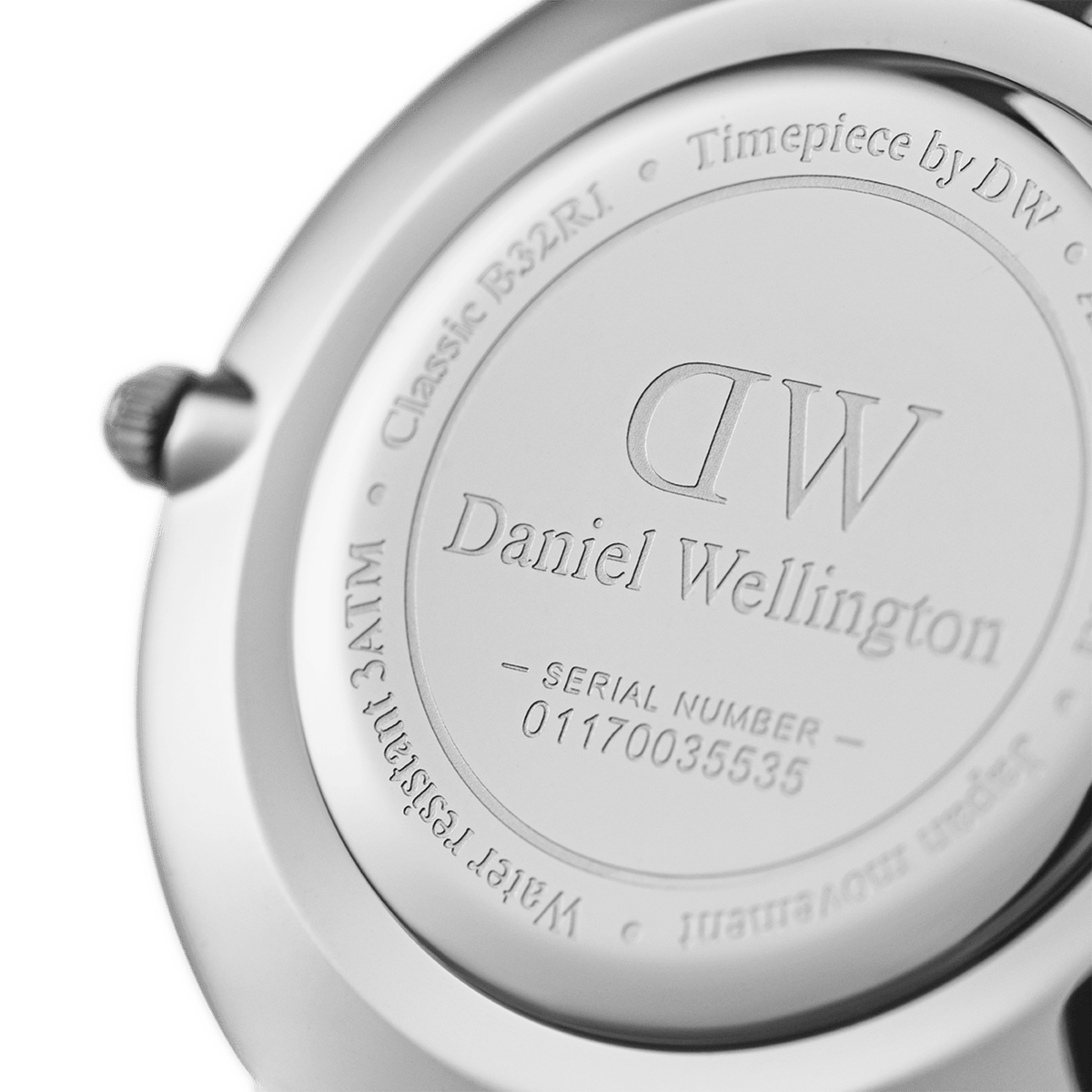 Petite Bondi Black Silverの裏蓋をクローズアップで撮影した画像です。シルバーのケースバックにはDaniel Wellingtonのロゴ、シリアルナンバー、3ATM防水の表記が刻印されています。
