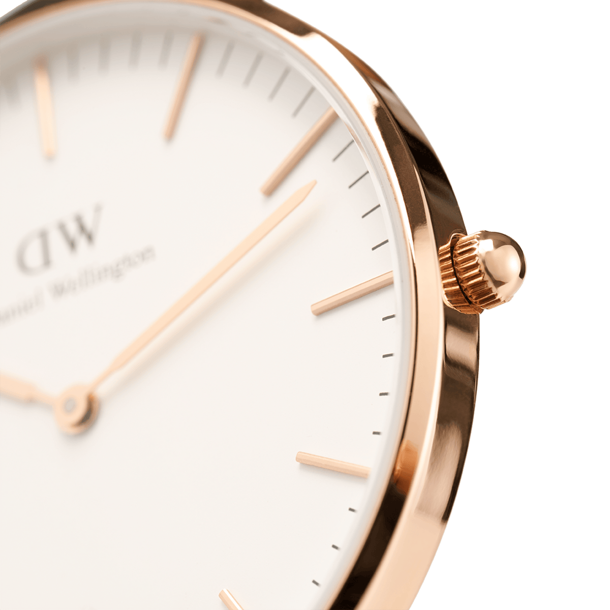 Classic Winchester Rose Goldの文字盤とケースをクローズアップした画像です。ローズゴールドのバーインデックスと針がオフホワイトの文字盤に映え、薄型ケースの美しい仕上がりやリューズのディテールがご覧いただけます。