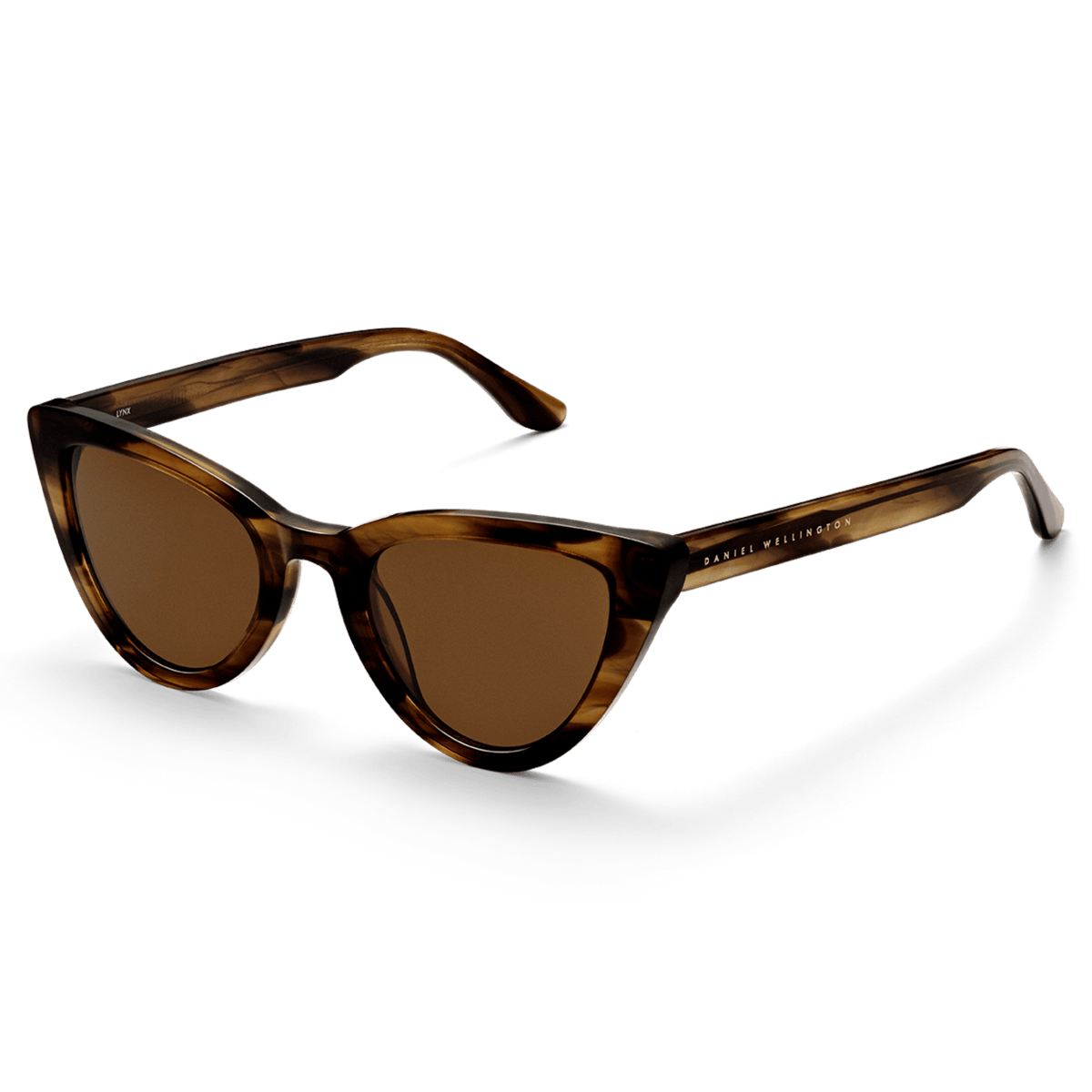 Lynx Bio-Acetate Brown Demiのサングラスを斜め前方から撮影した商品画像です。琥珀色とダークブラウンが混ざり合ったべっ甲柄のキャットアイフレームで、テンプル部分にはゴールドのDaniel Wellingtonロゴが刻印されています。
