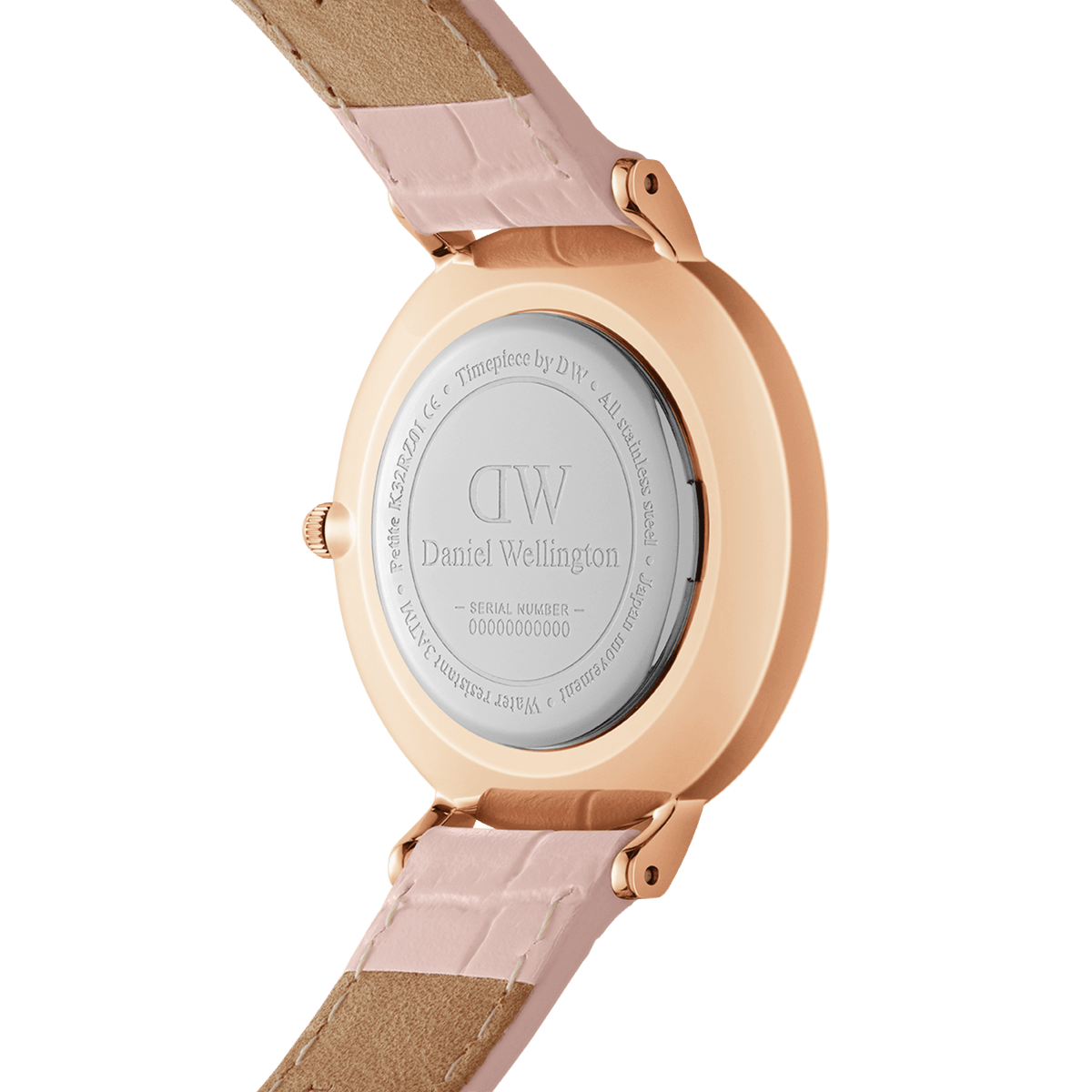 Daniel Wellington Petite Rougeの裏蓋を写した画像です。ローズゴールドのケース背面にはブランドロゴとシリアルナンバーが刻印されており、ヌードピンクのクロコダイル型押しレザーストラップの内側もご覧いただけます。