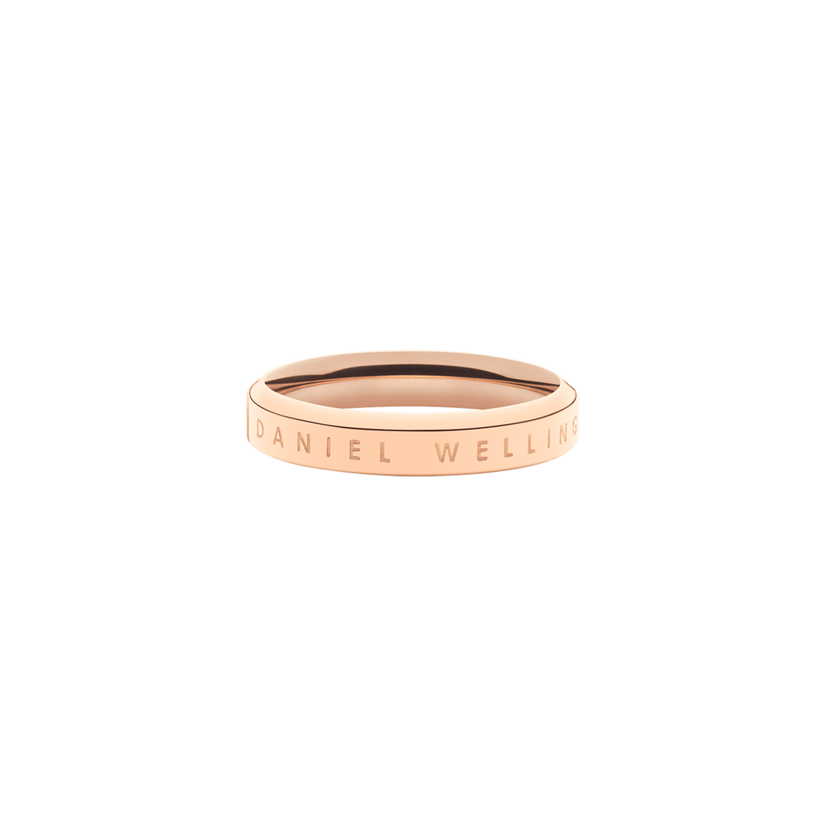 Classic Ring ローズゴールドを斜めから捉えたアングルです。フラットな側面に刻印されたDaniel Wellingtonのロゴと、上面のポリッシュ仕上げによる美しい光沢が際立ちます。