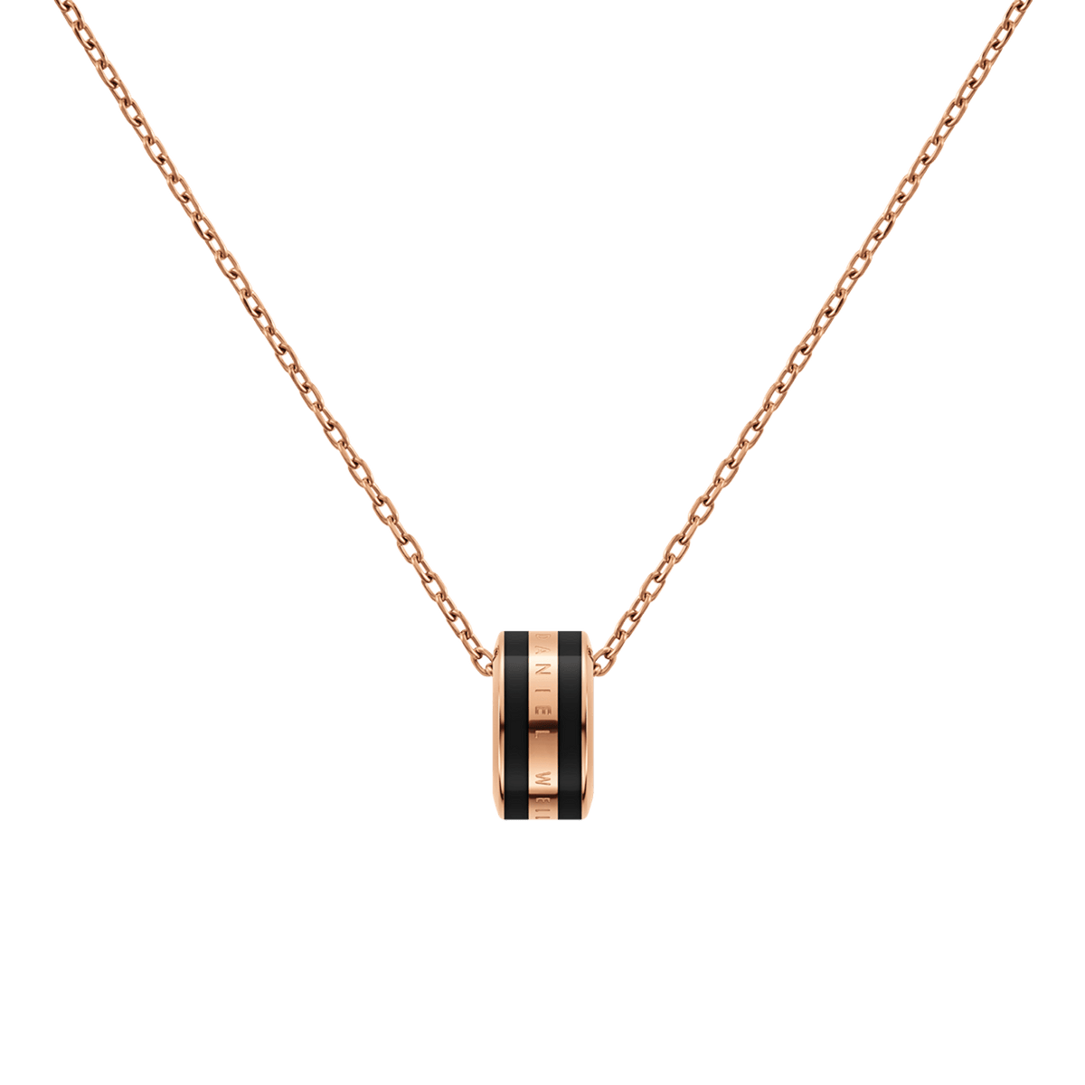 Emalie Necklaceのローズゴールドとブラックのペンダント部分をクローズアップした画像です。ブラックエナメルに挟まれたローズゴールドの中央バンドにはDaniel Wellingtonの刻印が入り、細いチェーンがペンダント両側から美しいV字を描いています。