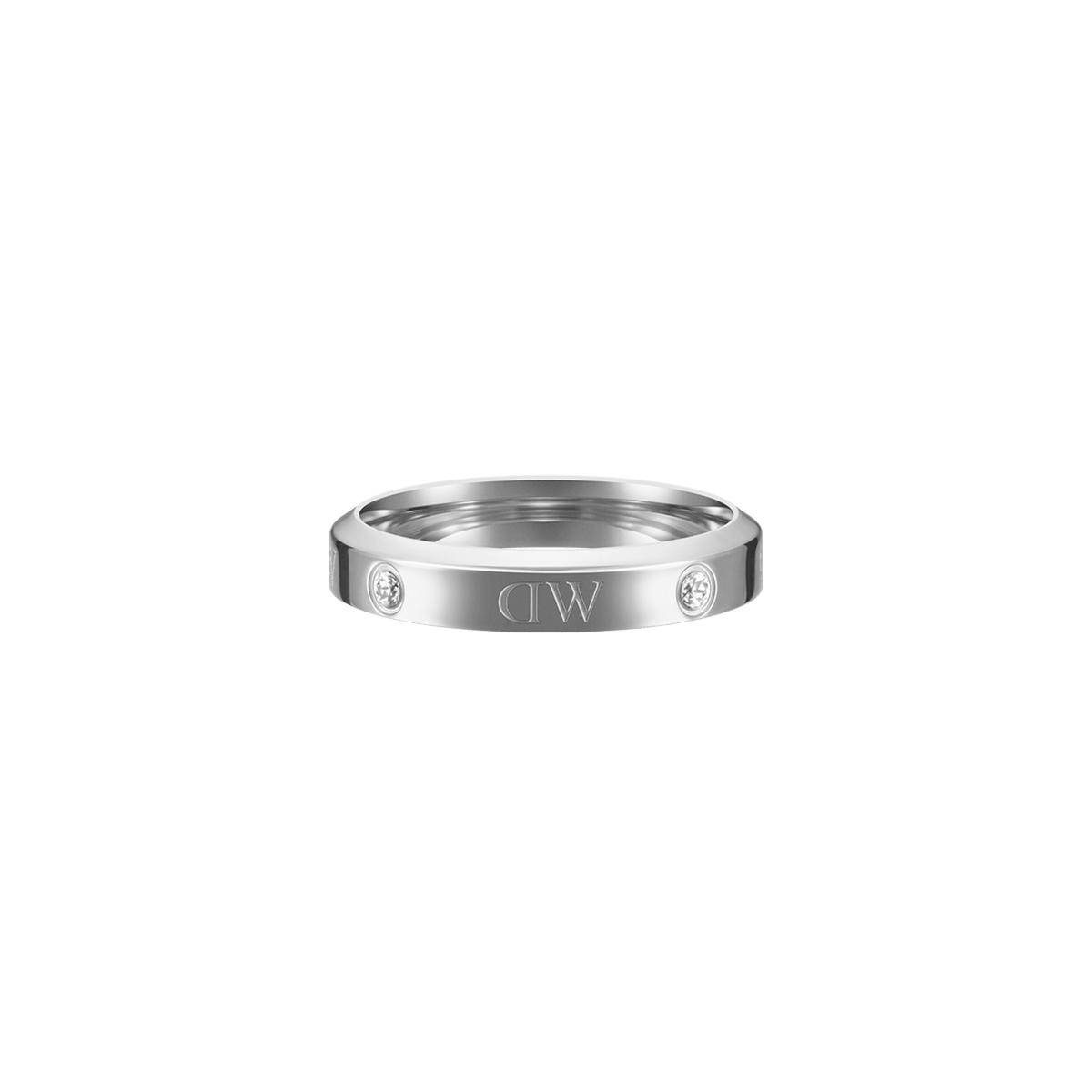 Classic Lumine Ring Silverを正面から捉えたアングルです。バンド中央に刻印されたDaniel Wellingtonのロゴと、その両脇に配置された埋め込みクリスタルの輝きが際立ちます。