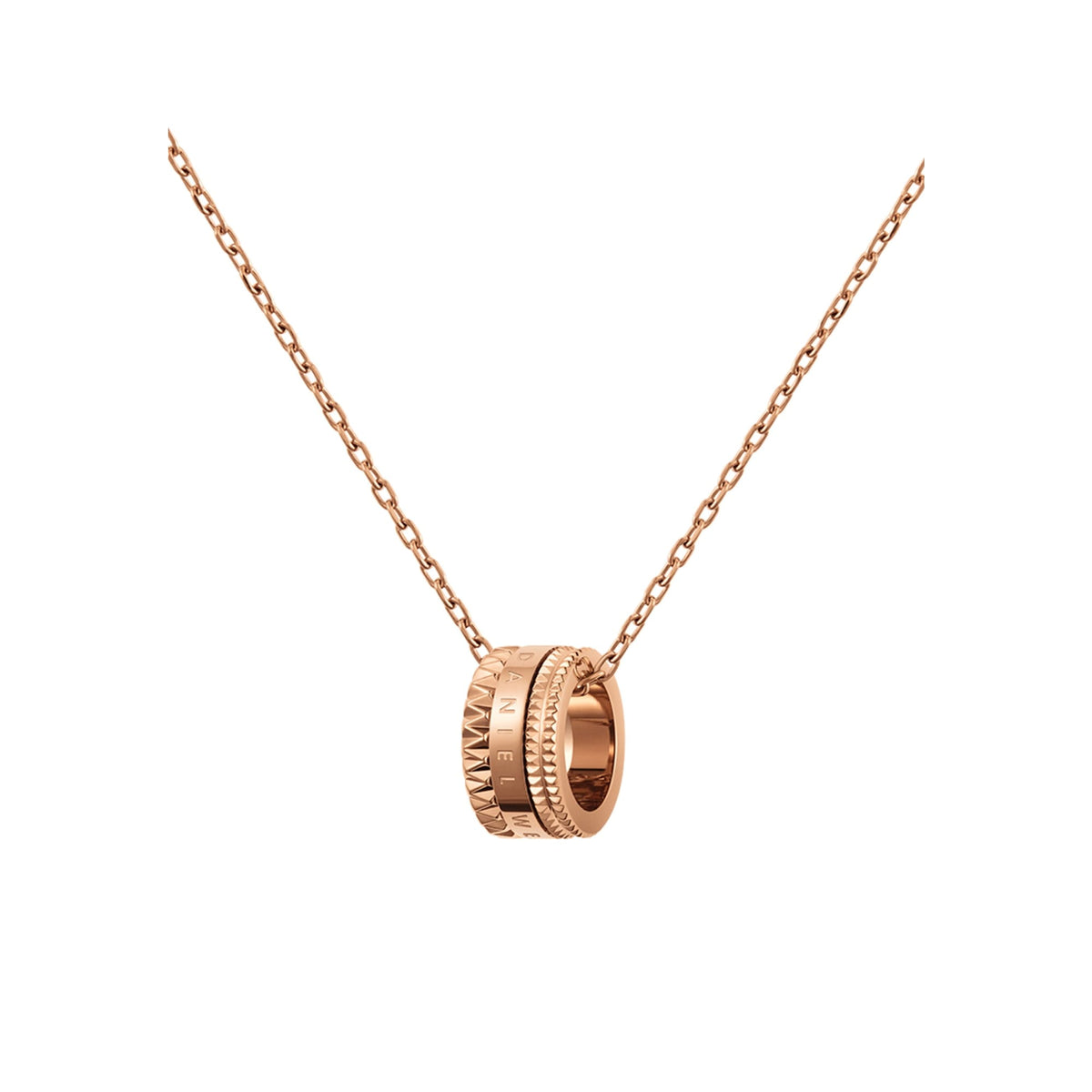 Elevation Necklaceのペンダントトップを斜め下から捉えたクローズアップ画像です。ローズゴールドの三層バンドに刻まれたDaniel Wellingtonのロゴとスタッズの凹凸が、光を受けて立体感のある陰影を描いています。